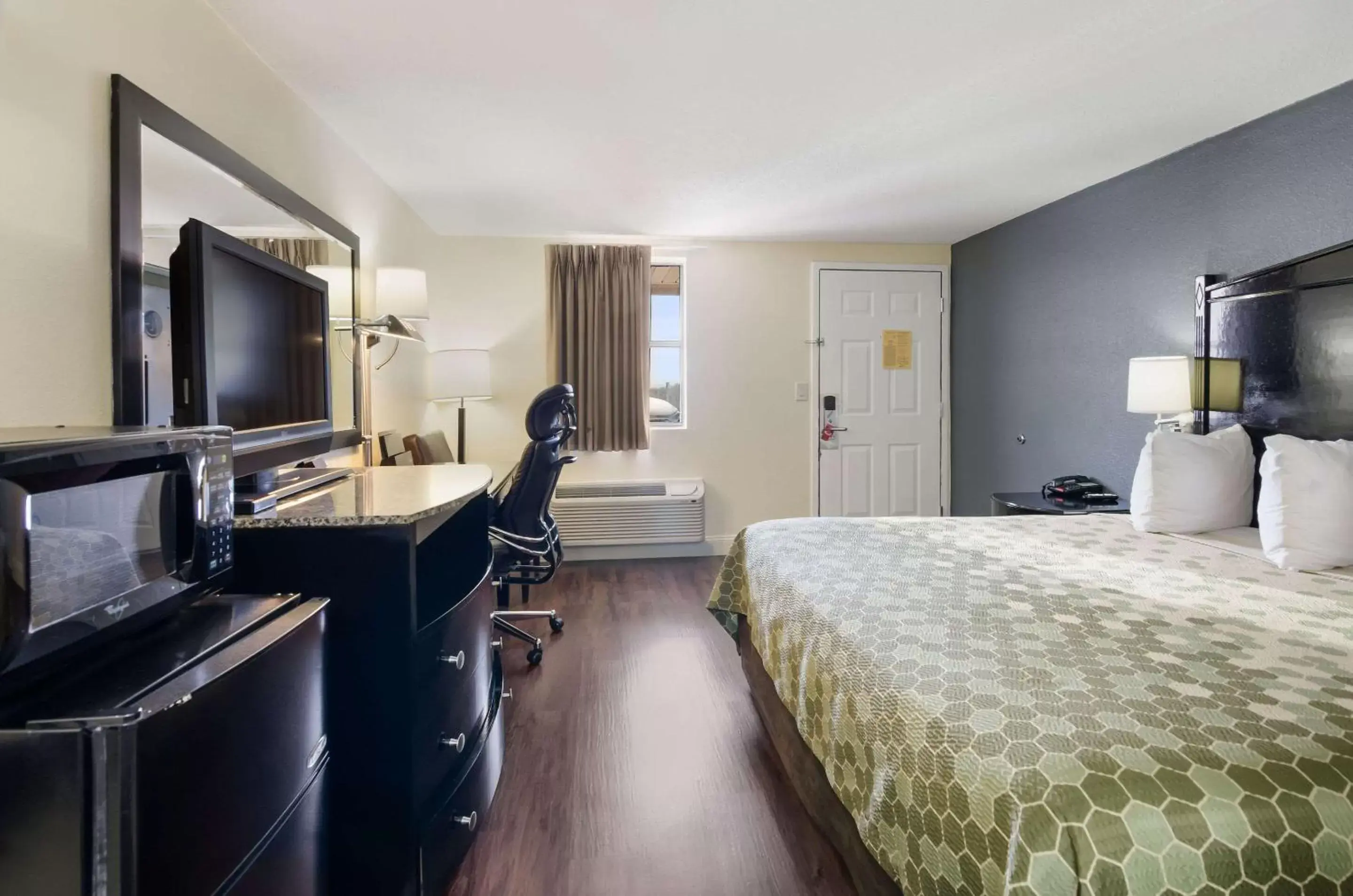 Photo of the whole room, TV/Entertainment Center in Econo Lodge Kingsport