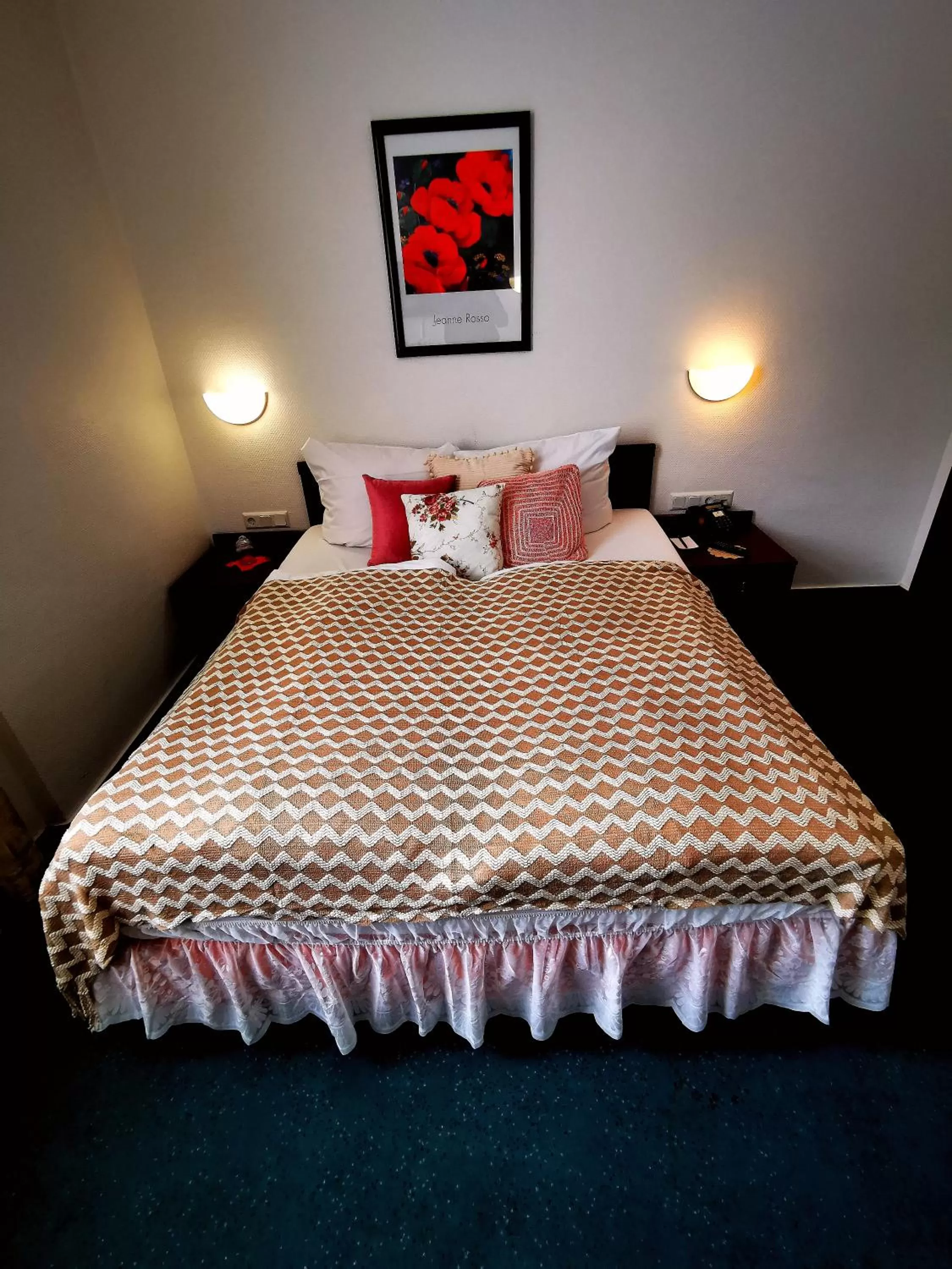 Bed in Tante ALMA's Mannheimer Hotel