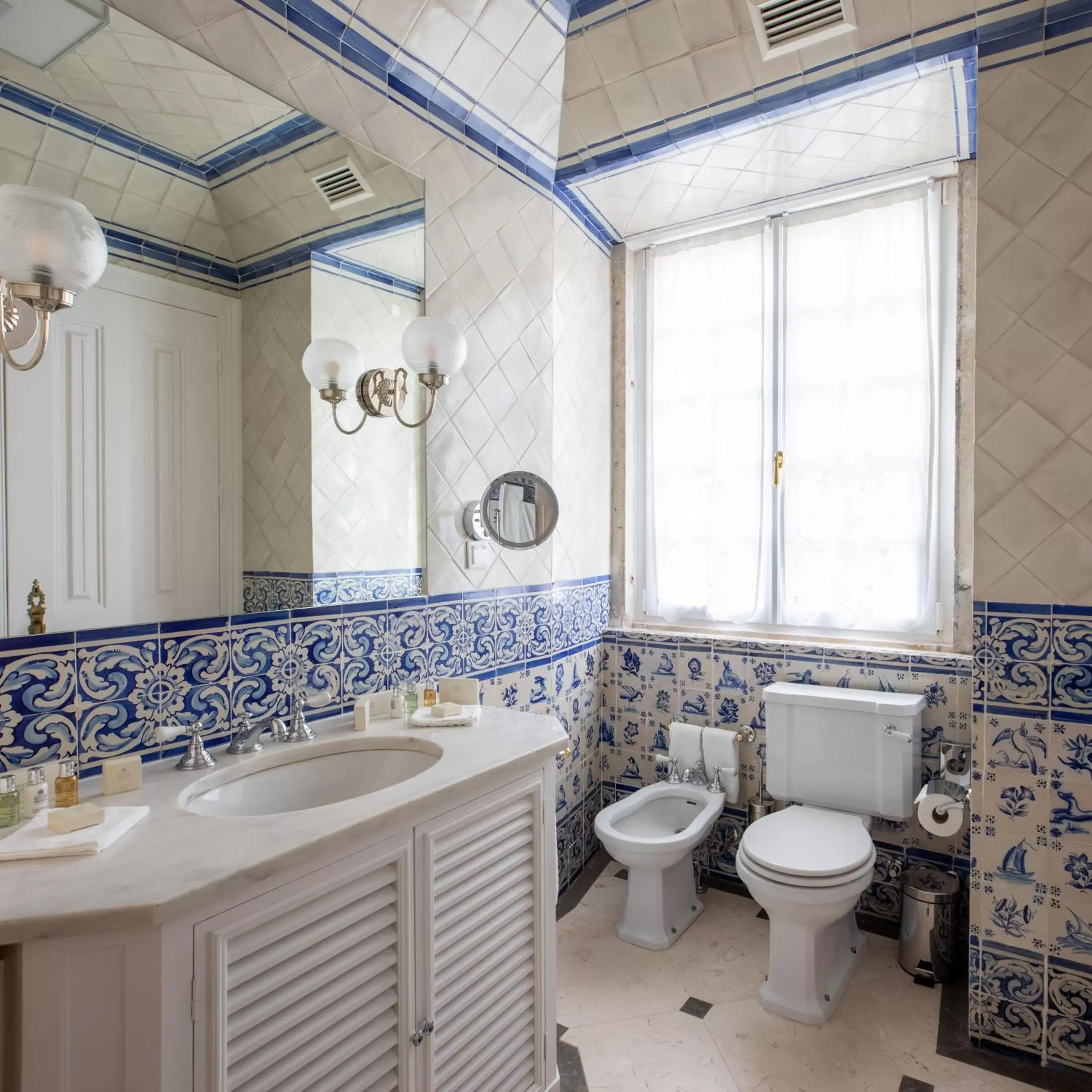 Toilet, Bathroom in Estoril Vintage Hotel
