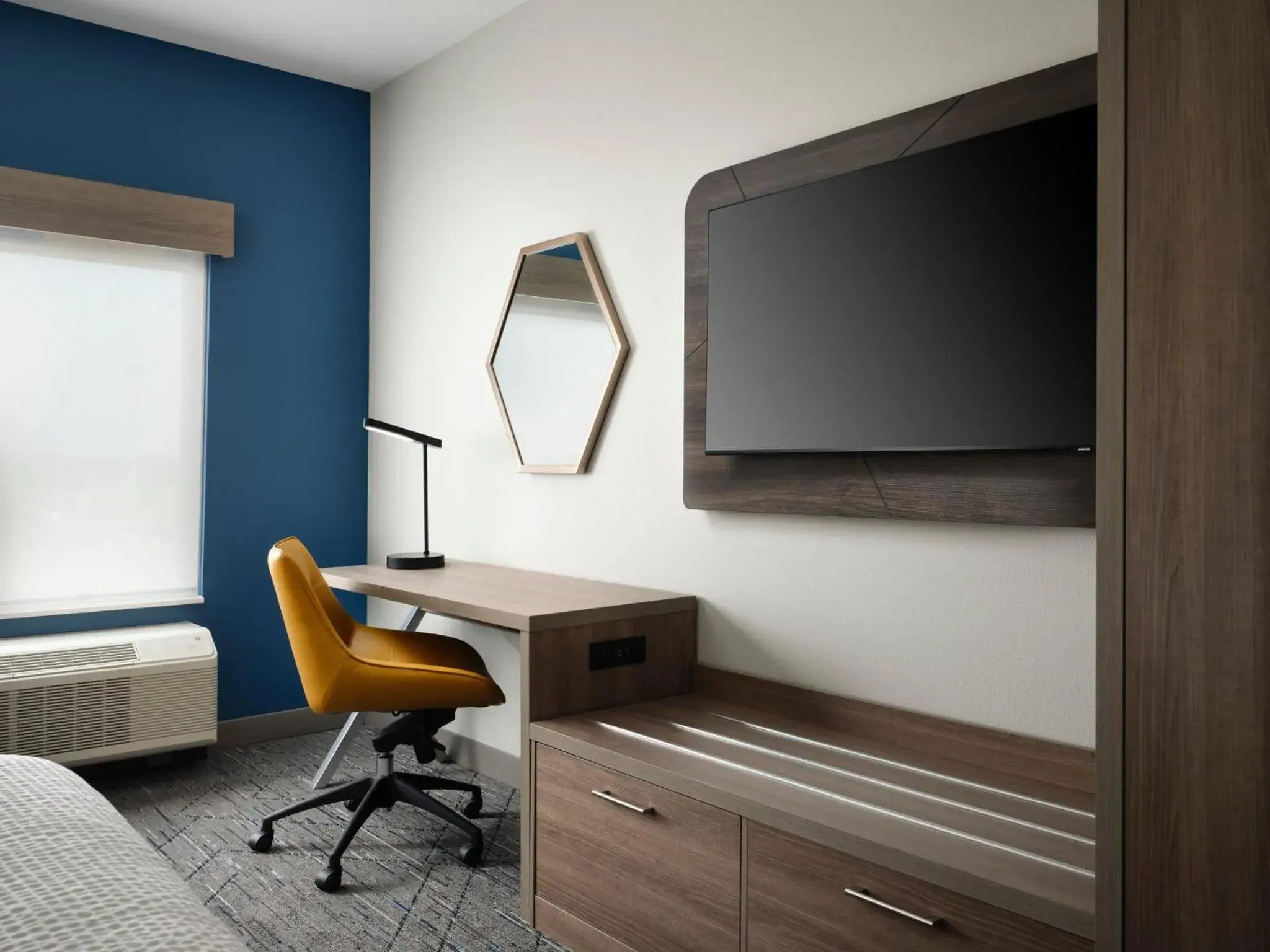 Bedroom, TV/Entertainment Center in Holiday Inn Express & Suites Lima, an IHG Hotel