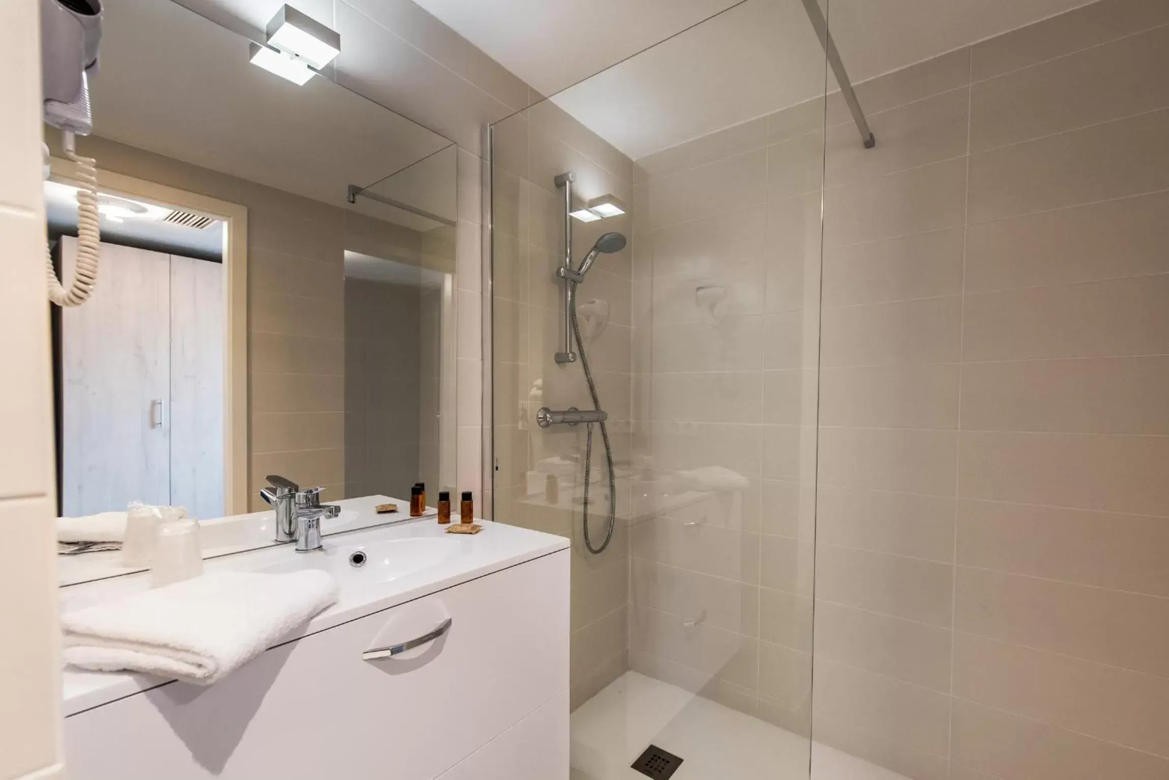 Shower, Bathroom in Hotel du Grand Parc