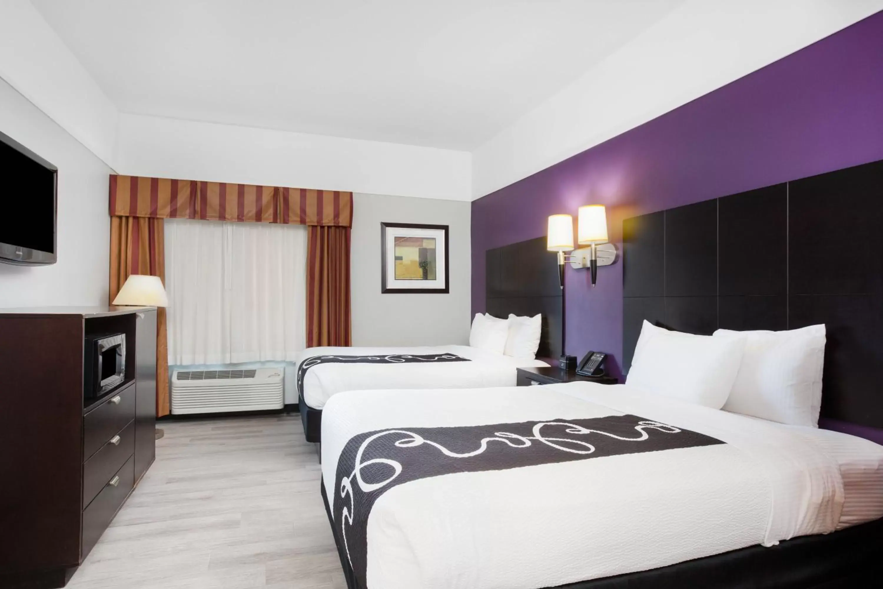 Bed in La Quinta Inn Suites by Wyndham Raymondville Harlingen