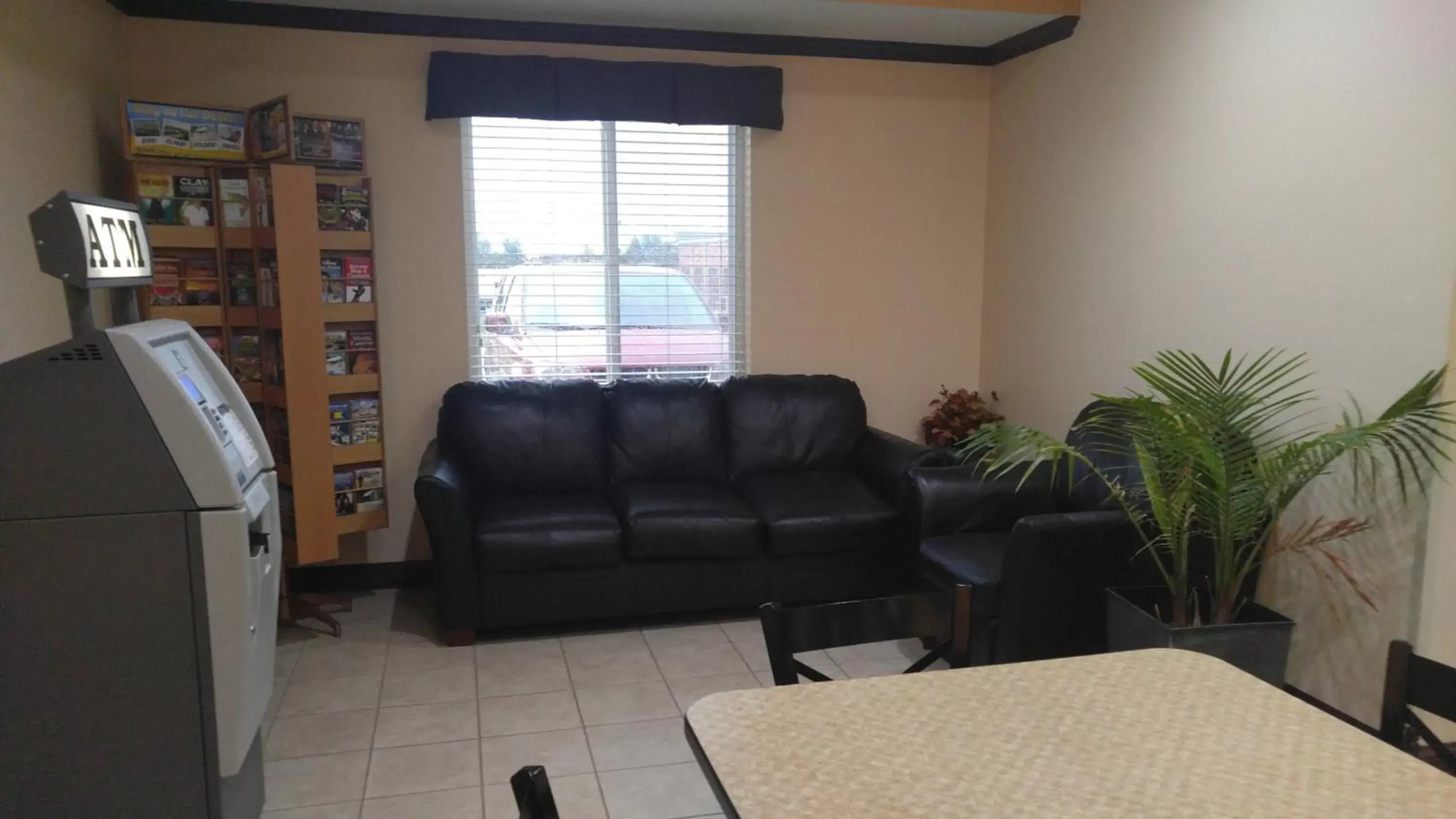 Seating area, Lounge/Bar in Americas Best Value Inn Saint Robert/Fort Leonard Wood