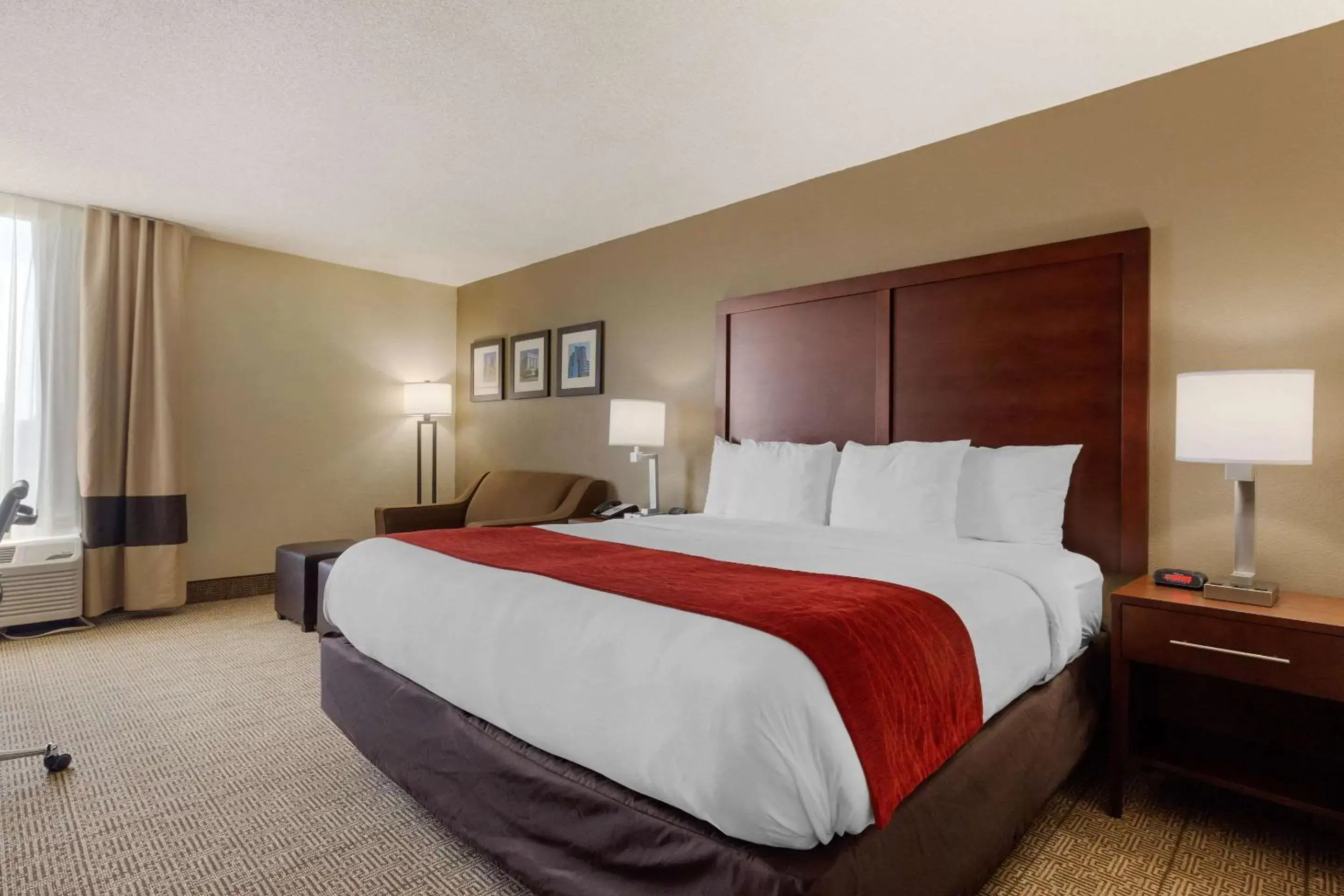 Photo of the whole room, Bed in Comfort Inn & Suites Durham near Duke University