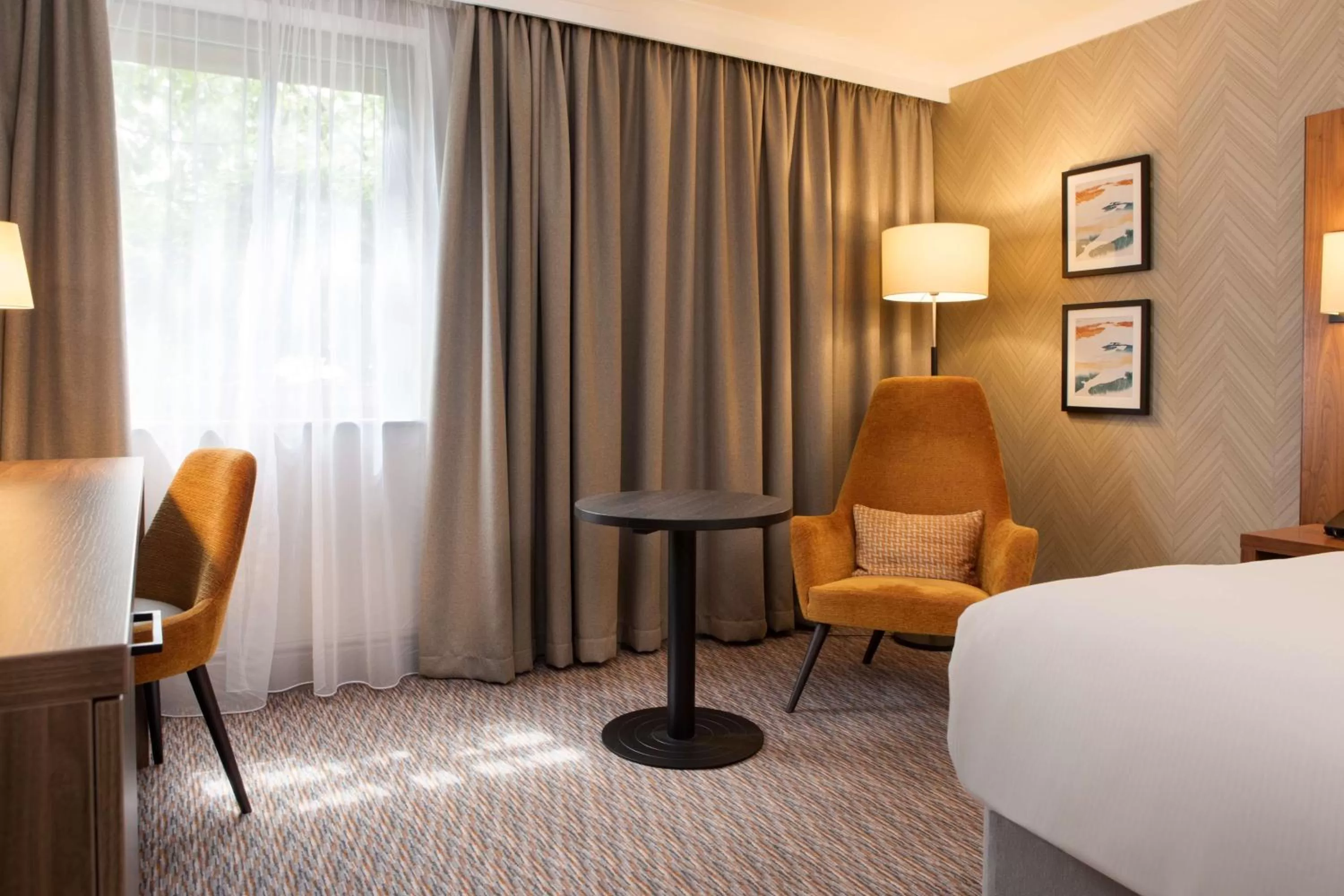 Living room, Bed in DoubleTree by Hilton Southampton