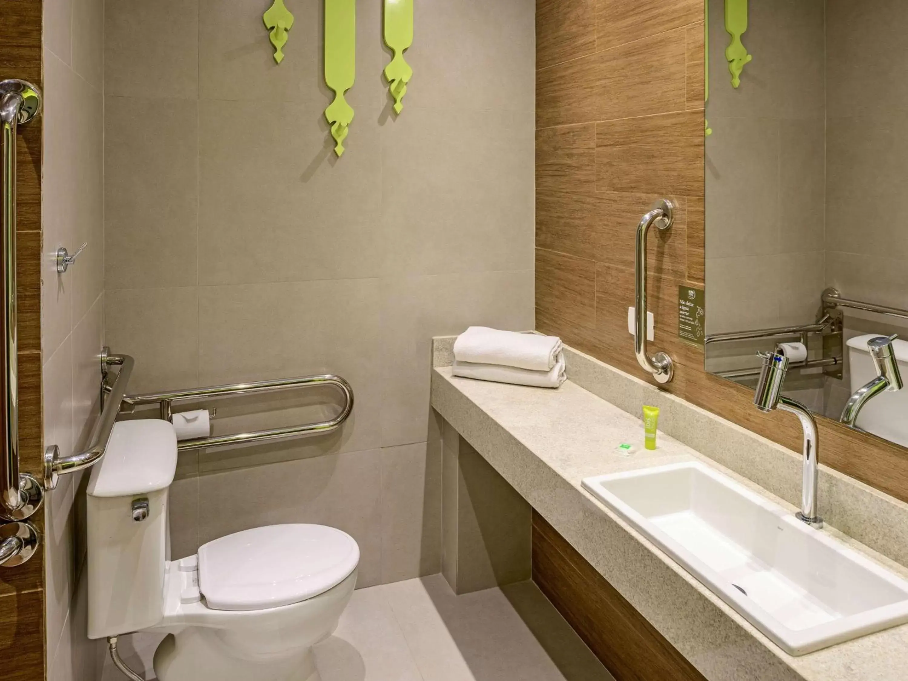 Photo of the whole room, Bathroom in ibis Styles Curitiba Centro Civico