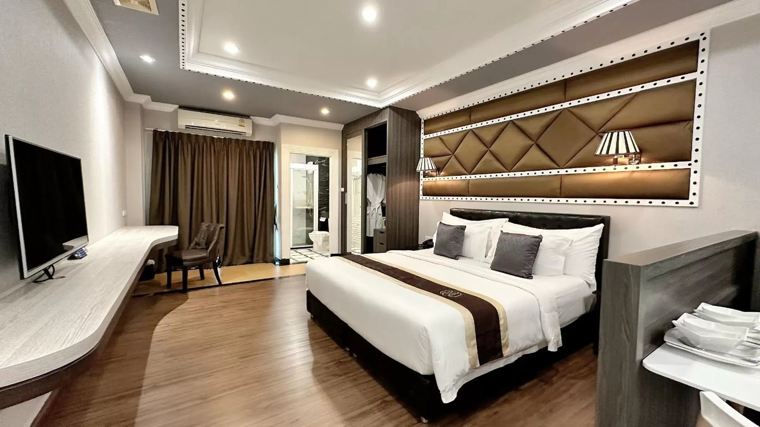 Communal lounge/ TV room, Bed in KTK Pattaya Hotel & Residence