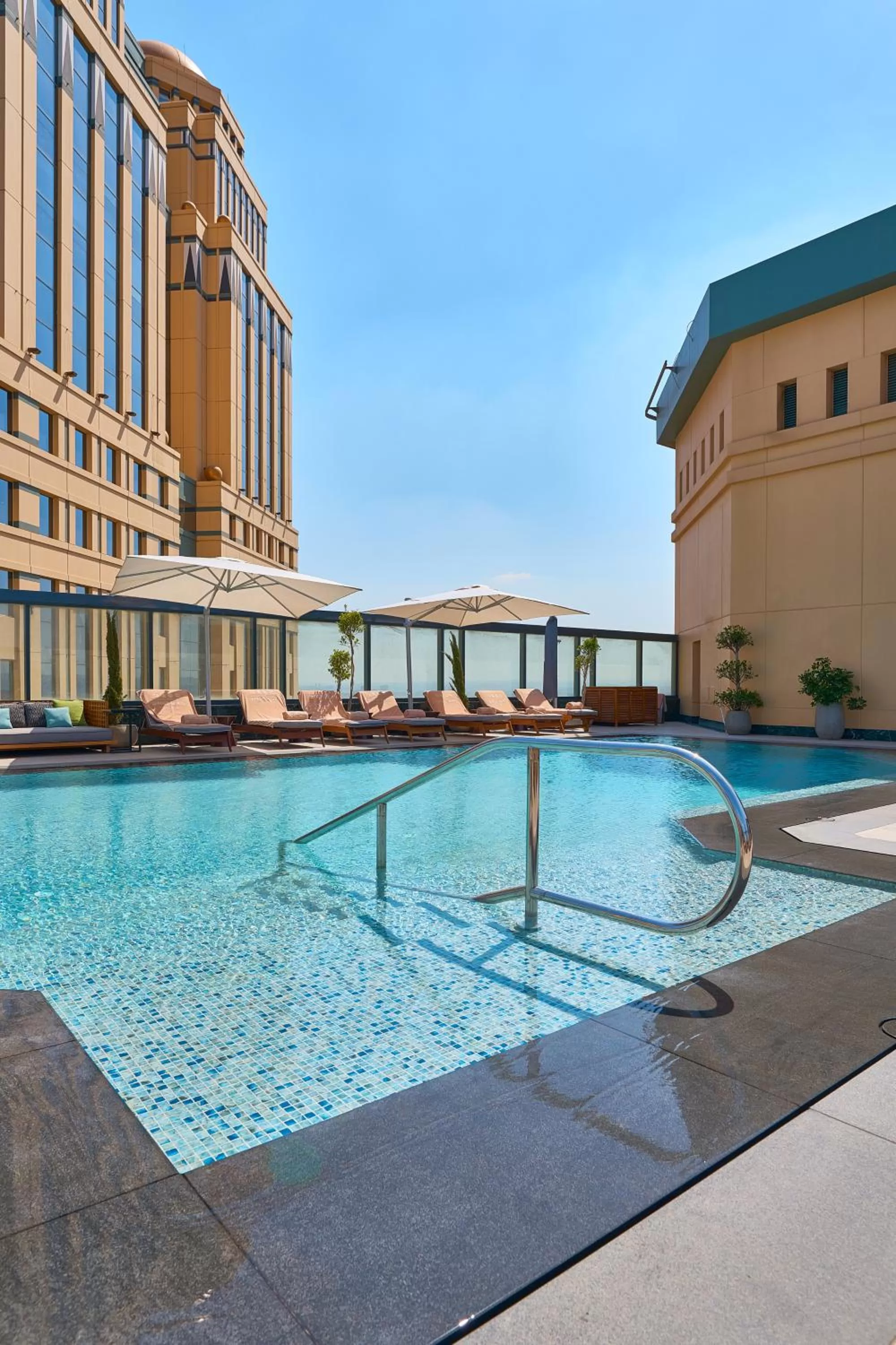 Swimming pool in Fairmont Nile City