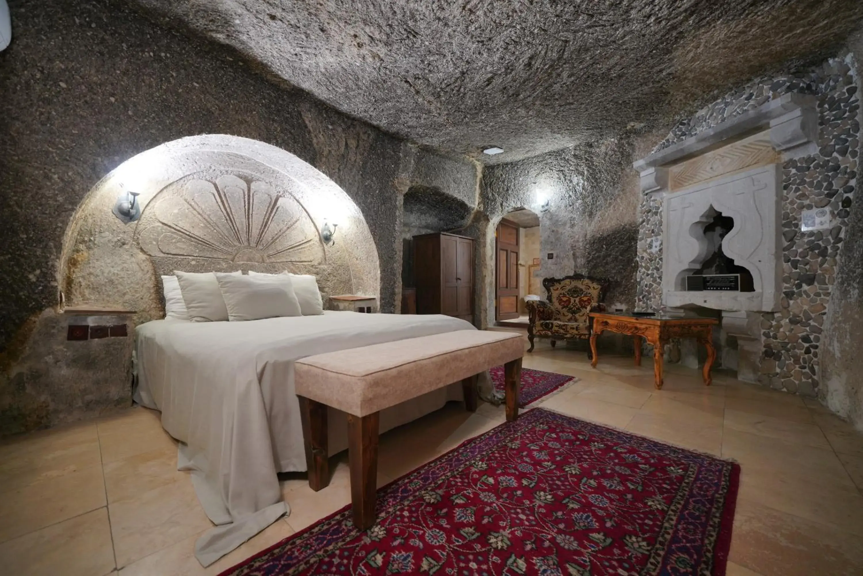 Photo of the whole room, Bed in Holiday Cave Hotel