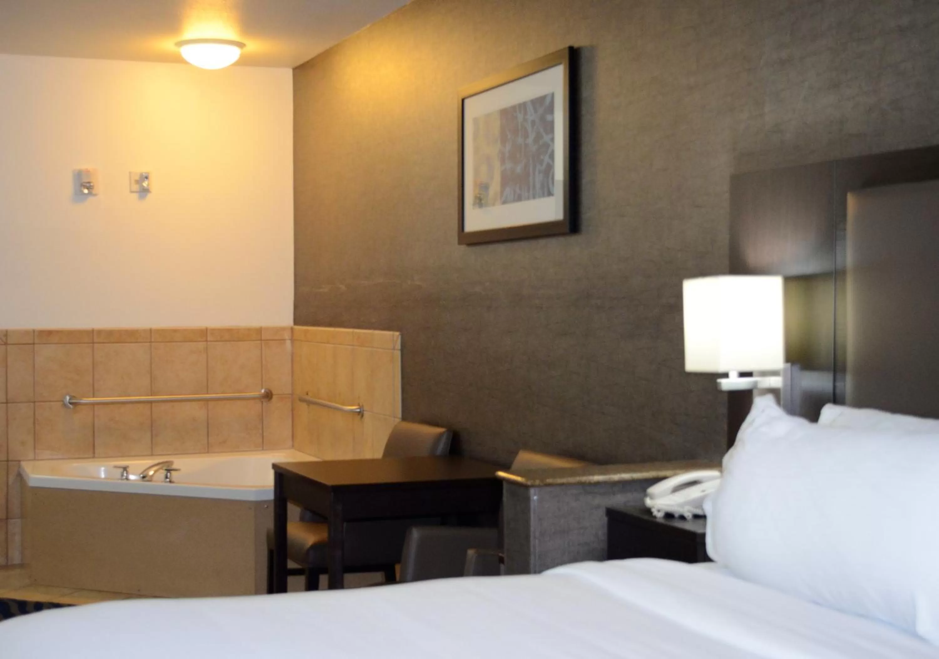 Photo of the whole room, Bed in Holiday Inn Express Hotel & Suites Barstow by IHG