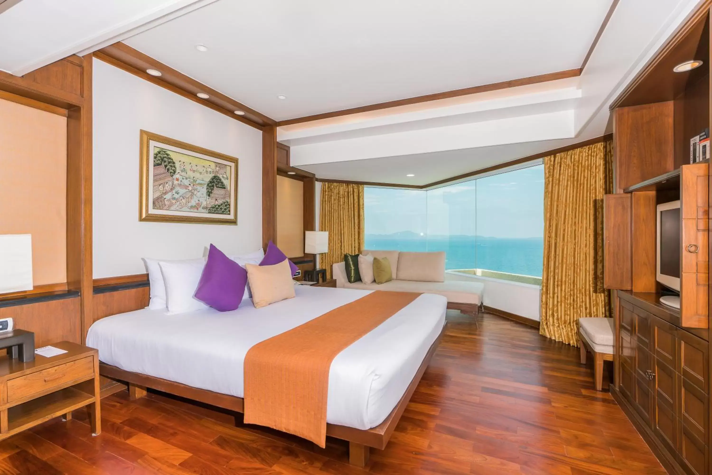 Bedroom, Bed in Royal Cliff Beach Hotel Pattaya