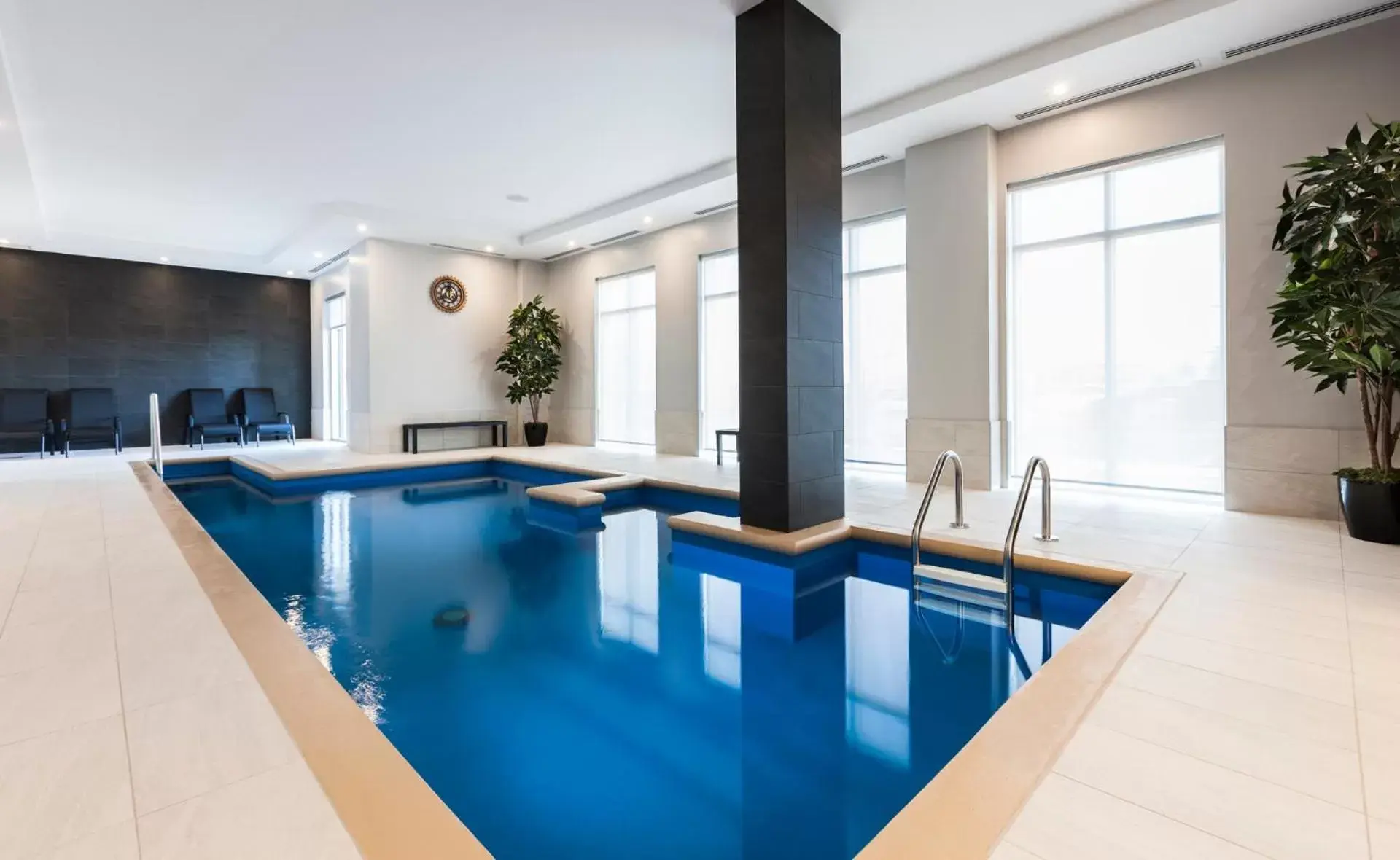 Swimming Pool in Imperia Hôtel et Suites Boucherville