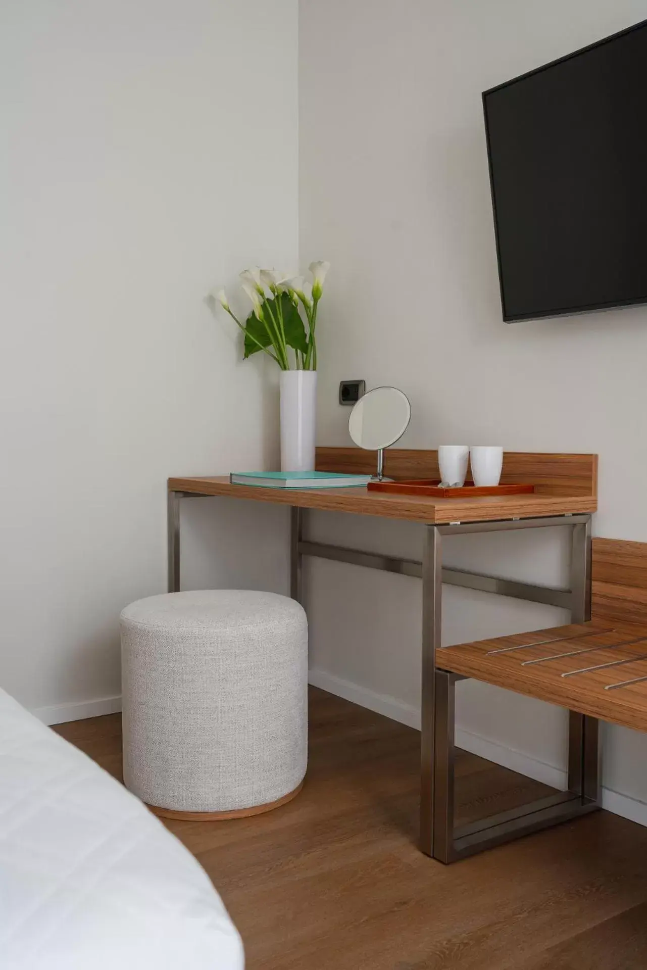 Bedroom, TV/Entertainment Center in Doria Park Hotel