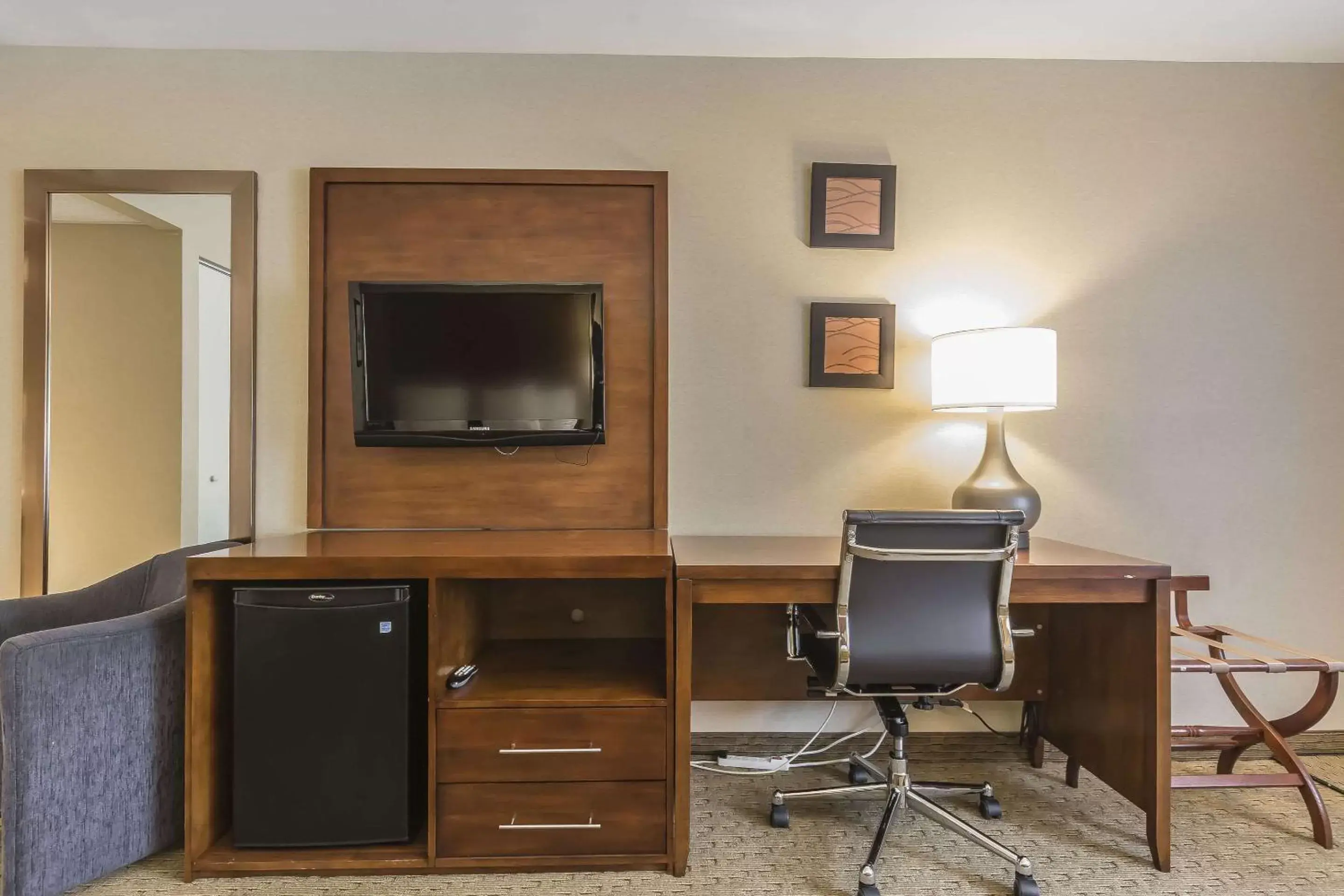 Photo of the whole room, TV/Entertainment Center in Comfort Inn St-Georges