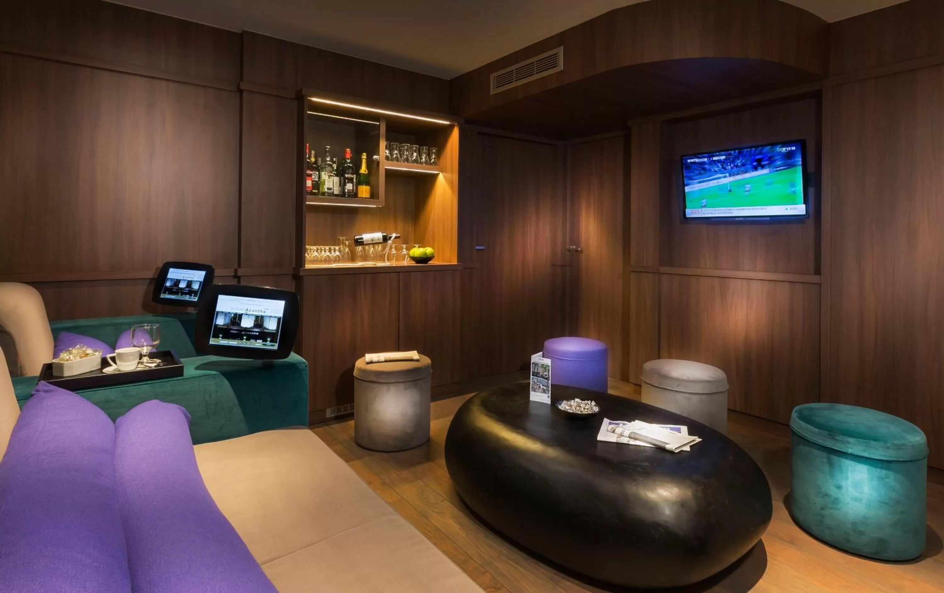 TV and multimedia in Hotel Acanthe - Boulogne Billancourt