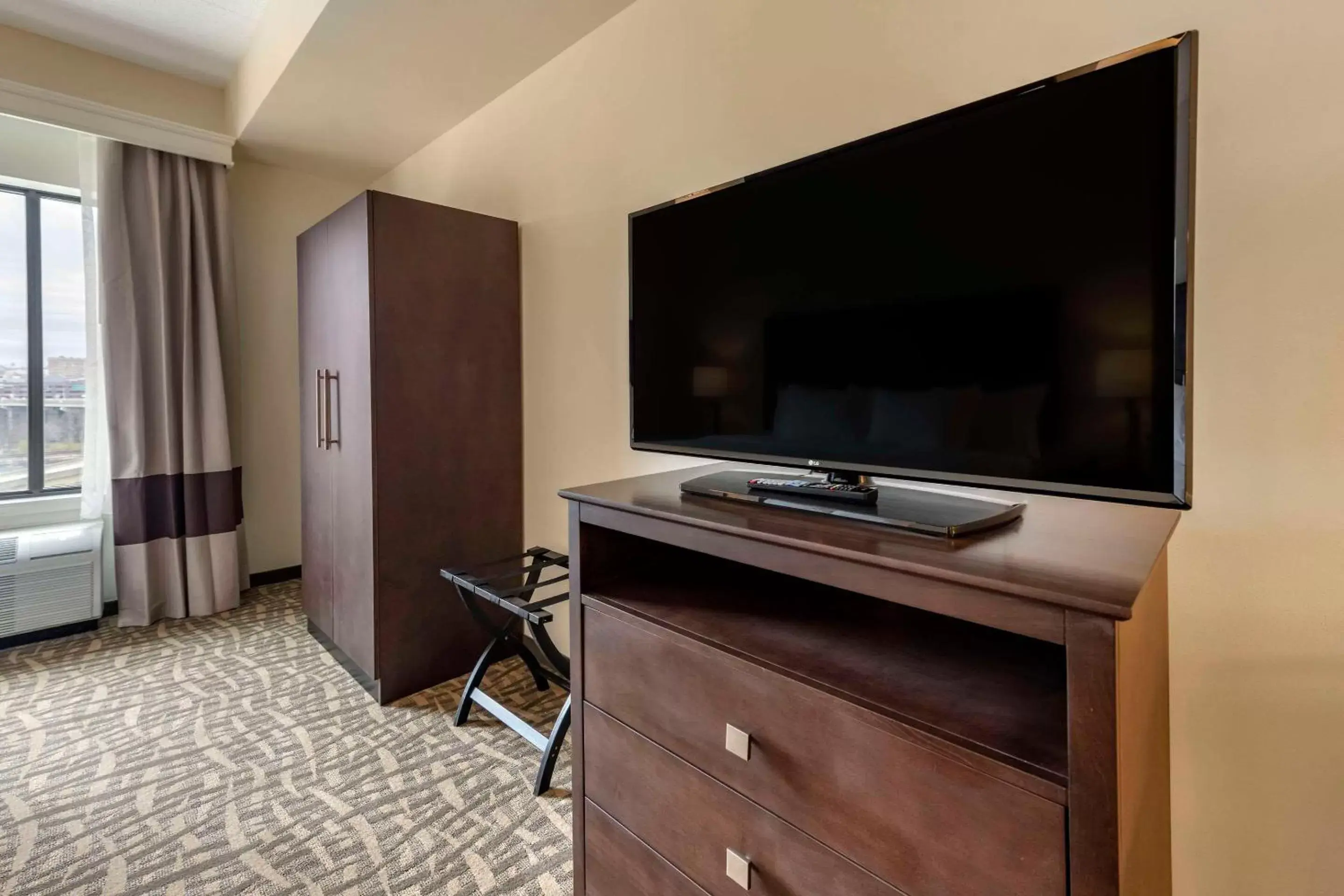 Bedroom, TV/Entertainment Center in Comfort Inn & Suites Pittsburgh-Northshore