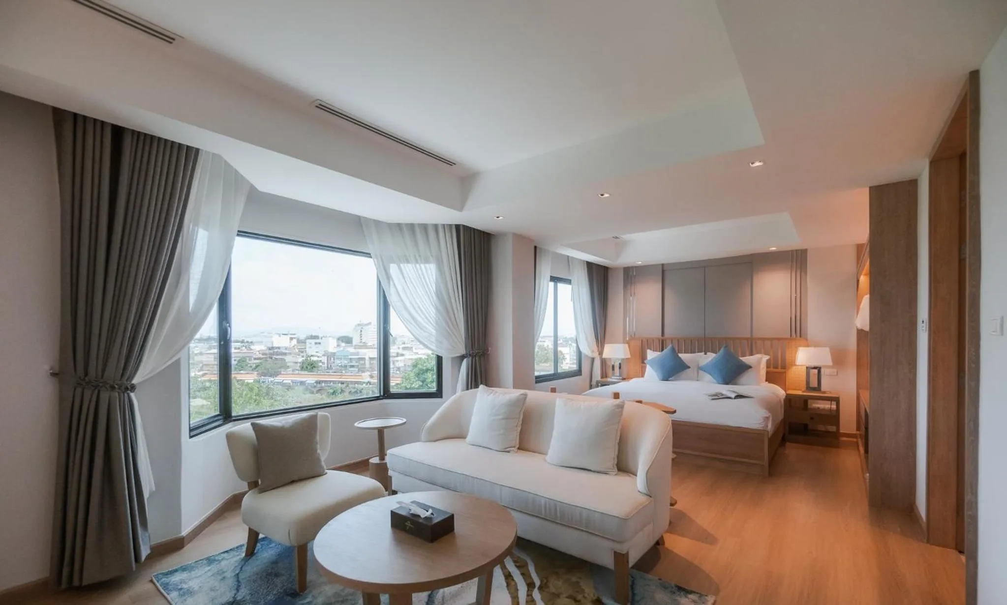 Photo of the whole room, Bed in The Grand Riverside Hotel