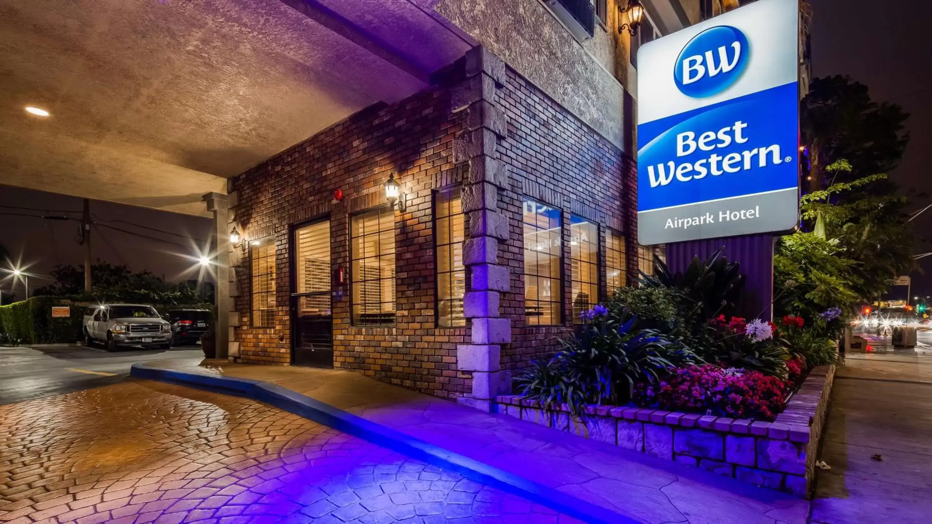 Property building, Swimming Pool in Best Western Airpark Hotel - Los Angeles LAX Airport