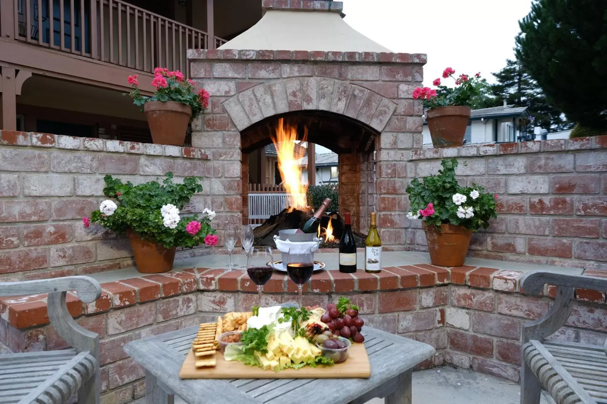 Patio, BBQ Facilities in Candle Light Inn