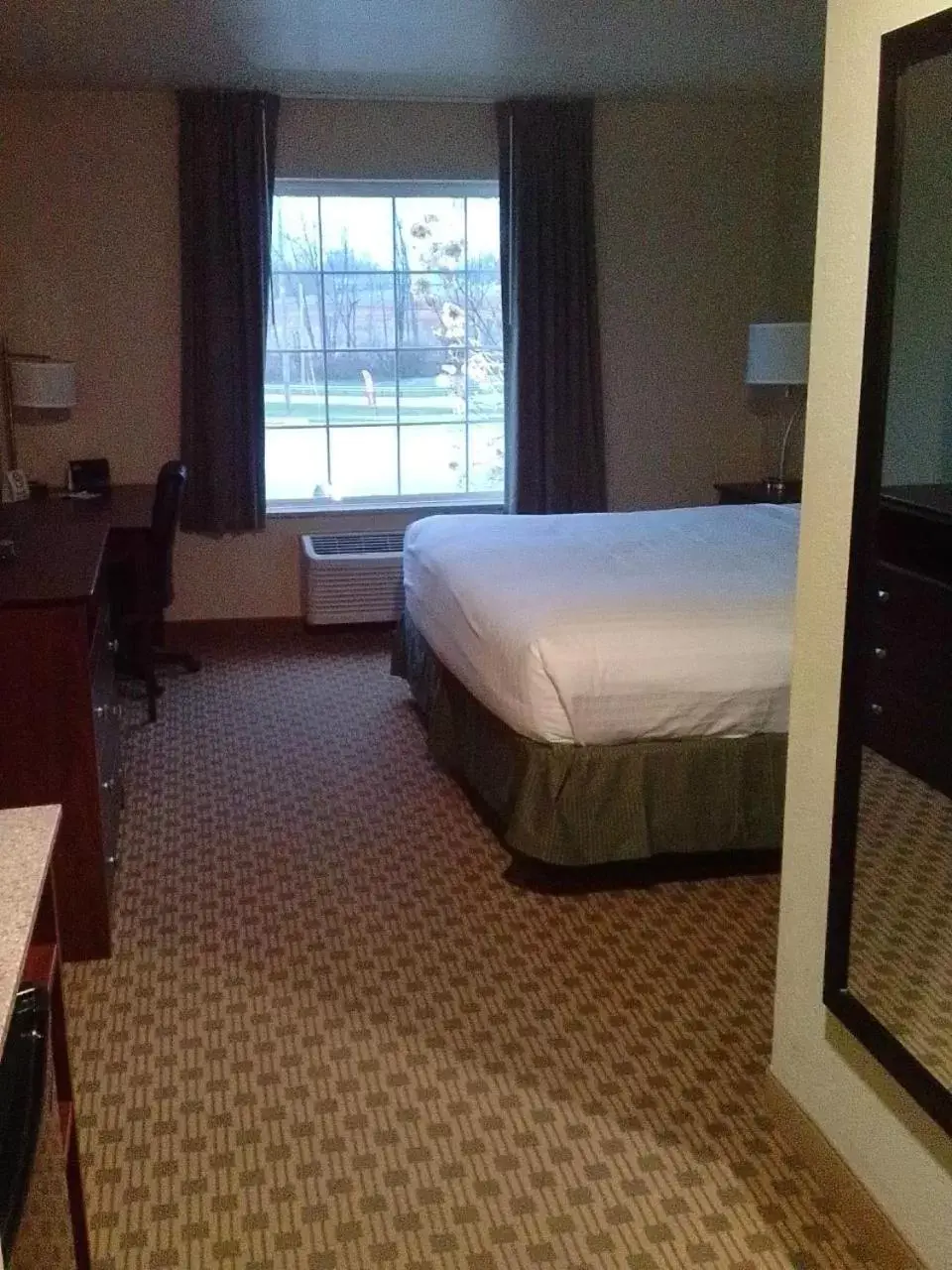 Bed in Cobblestone Hotel & Suites - Salem