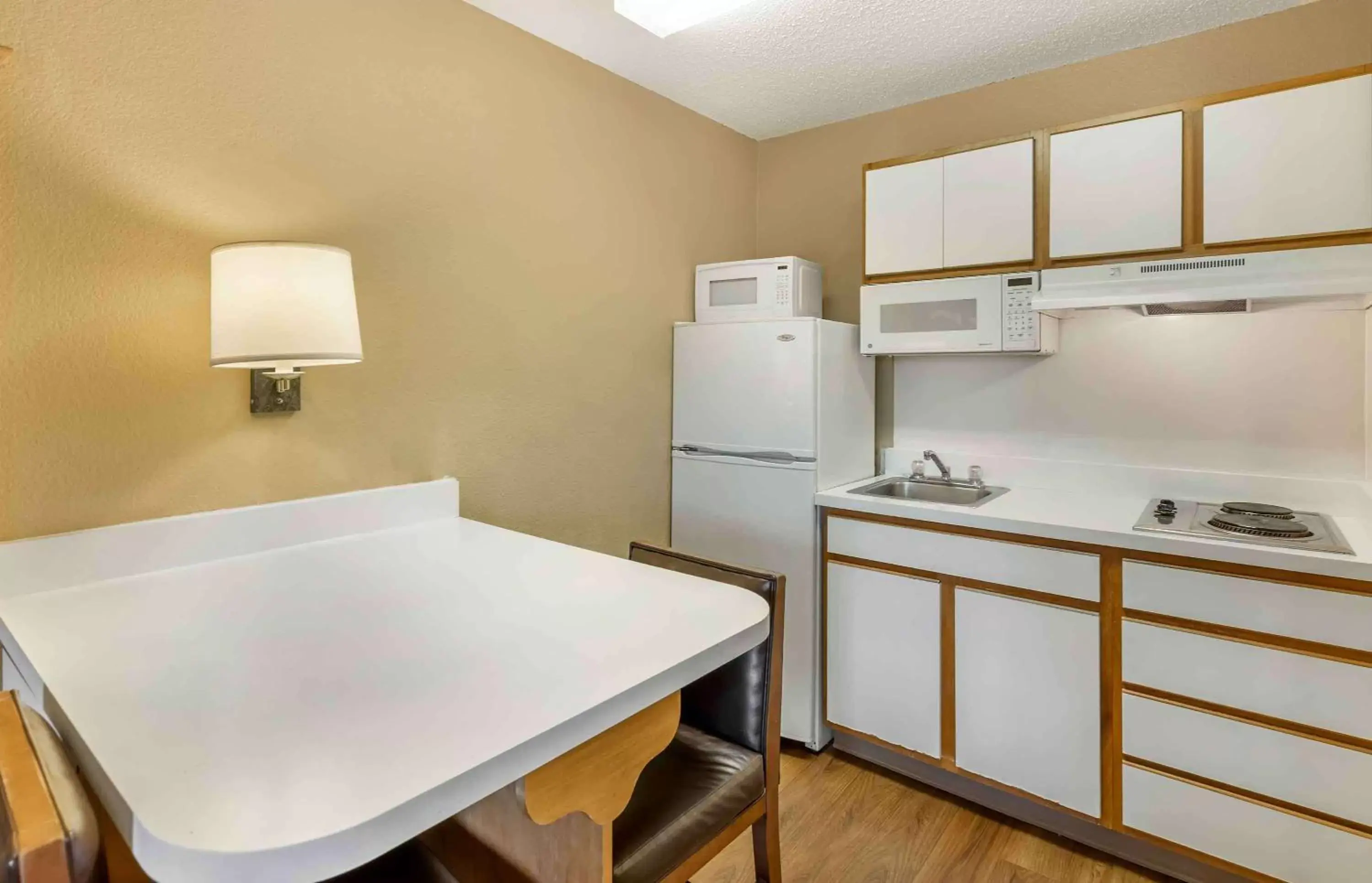 Bedroom, Kitchen/Kitchenette in Extended Stay America Suites - Denver - Tech Center South - Inverness