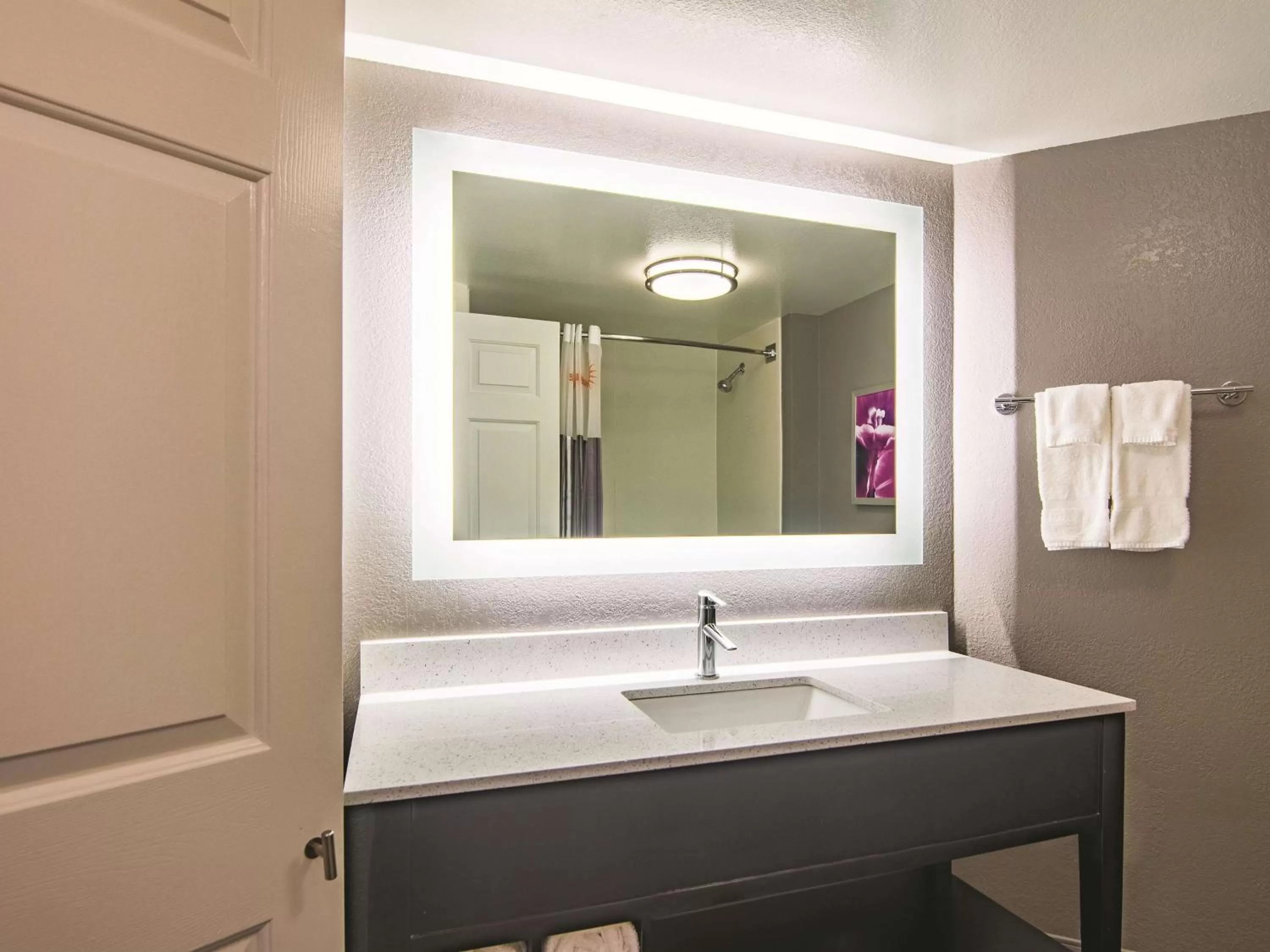 Photo of the whole room in La Quinta by Wyndham Oklahoma City Norman