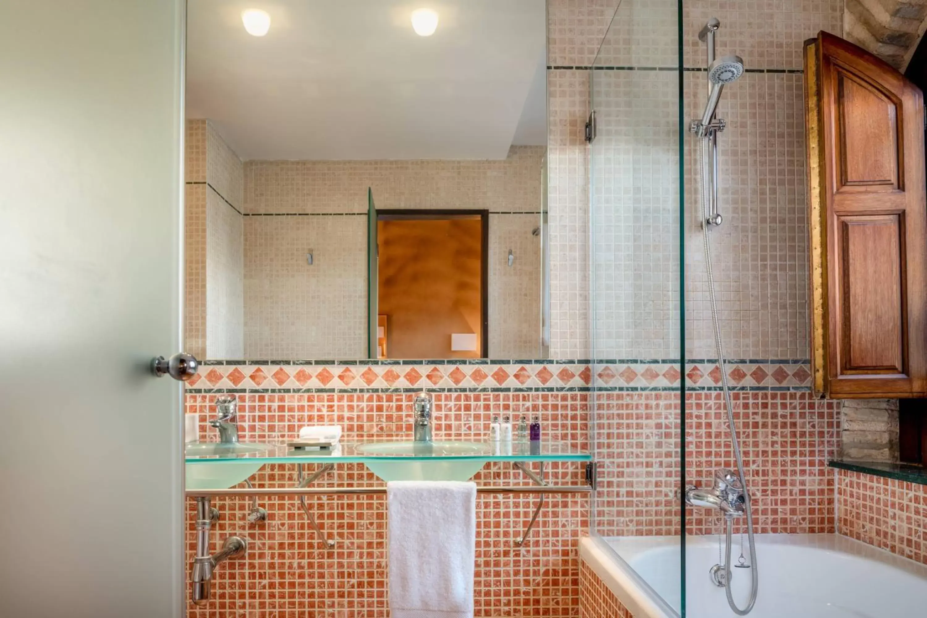 Bathroom in Hotel Palacio de Santa Paula, Autograph Collection