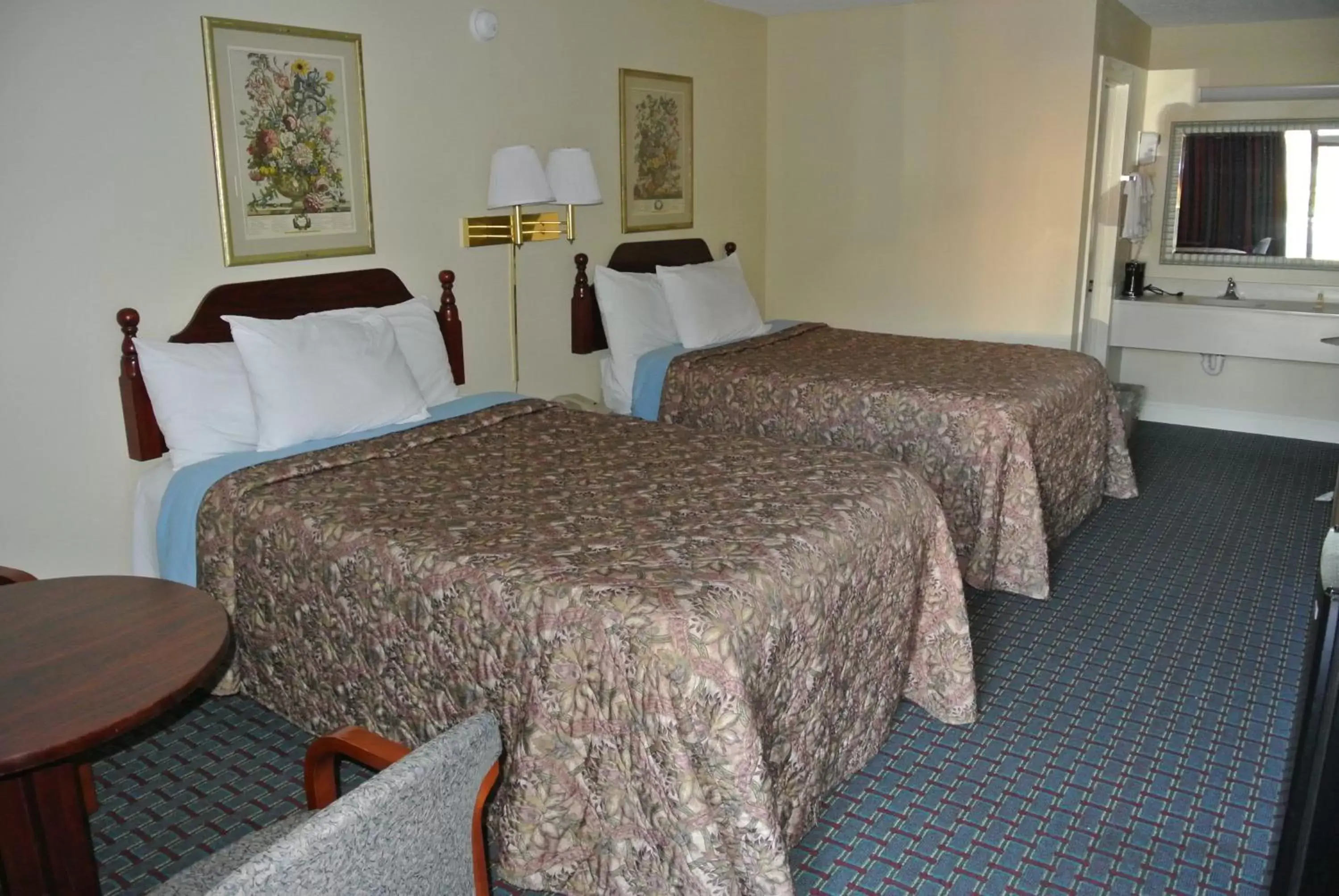 Photo of the whole room, Bed in Rodeway Inn Norcross