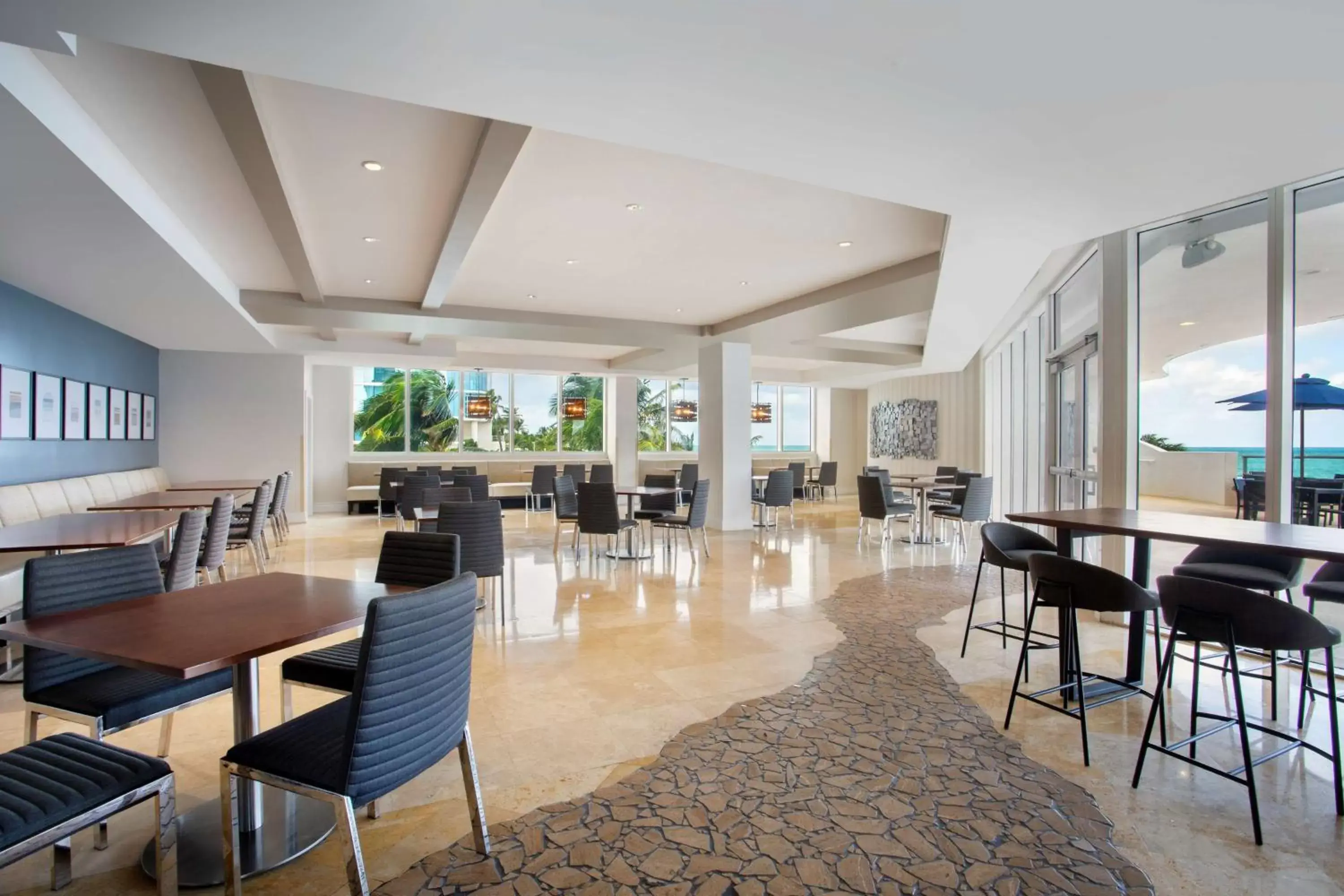 Restaurant/places to eat, Lounge/Bar in DoubleTree by Hilton Ocean Point Resort - North Miami Beach