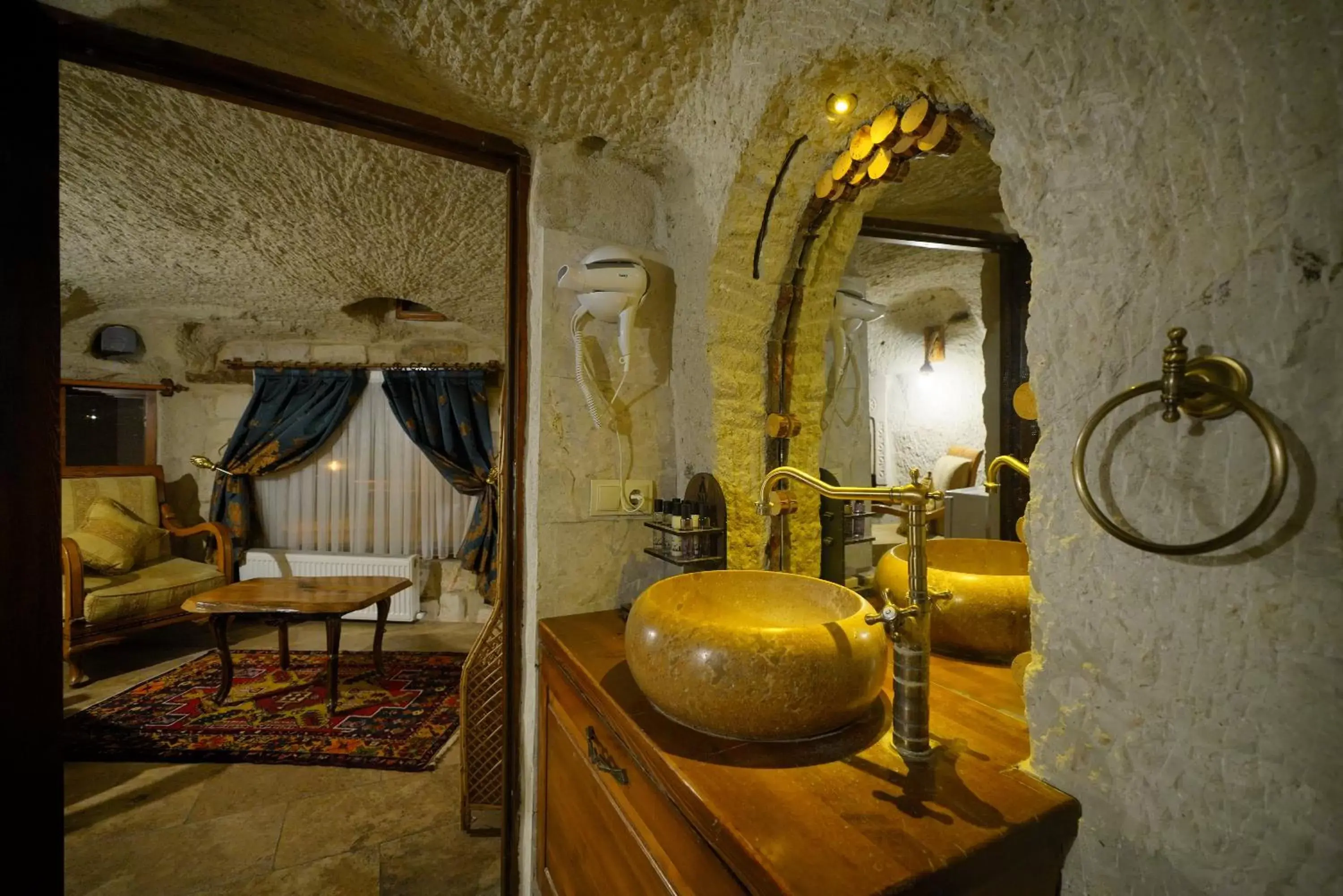 Seating area, Bathroom in Cappadocia Nar Cave House & Hot Swimming Pool