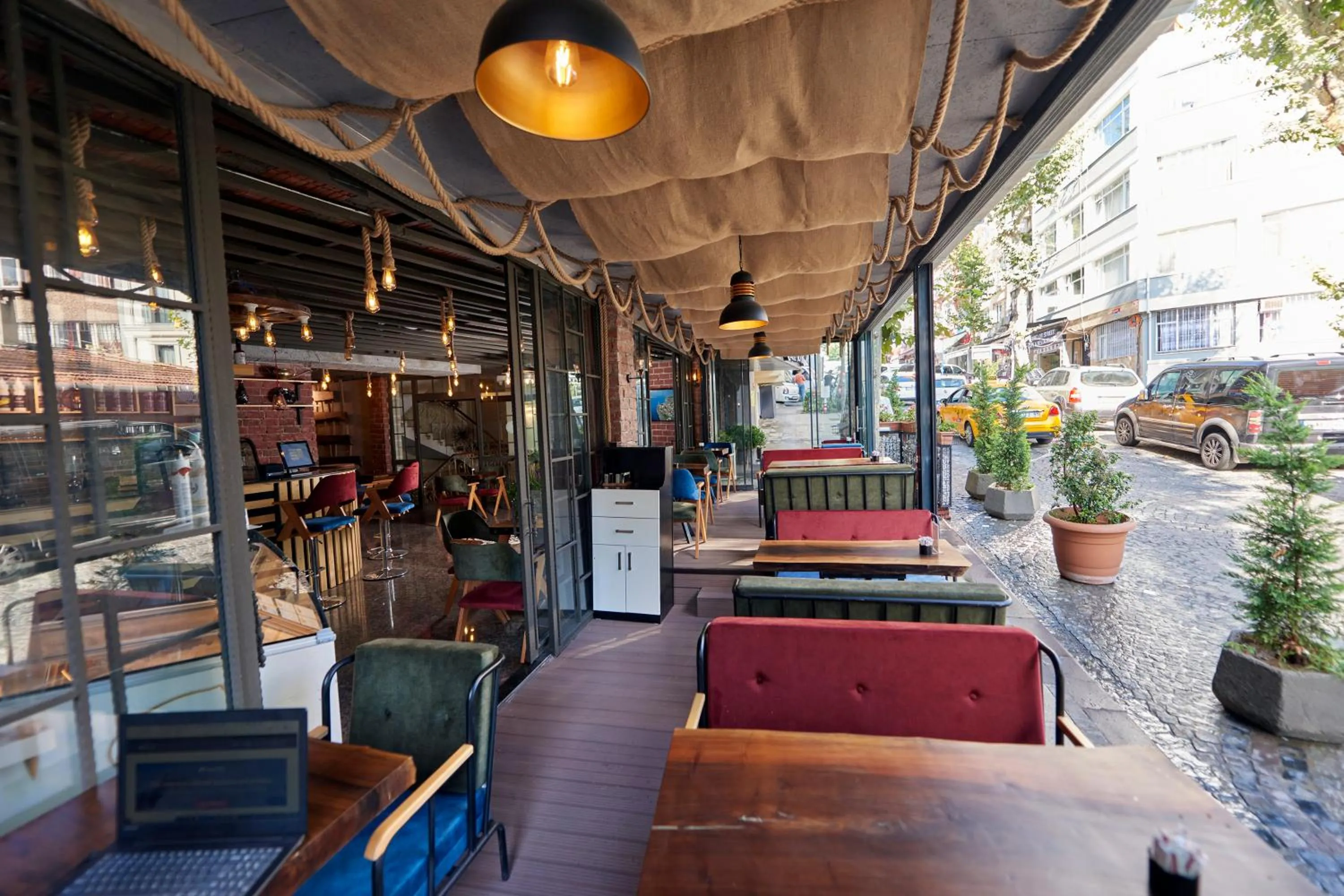 Restaurant/places to eat in Sunlight Hotel