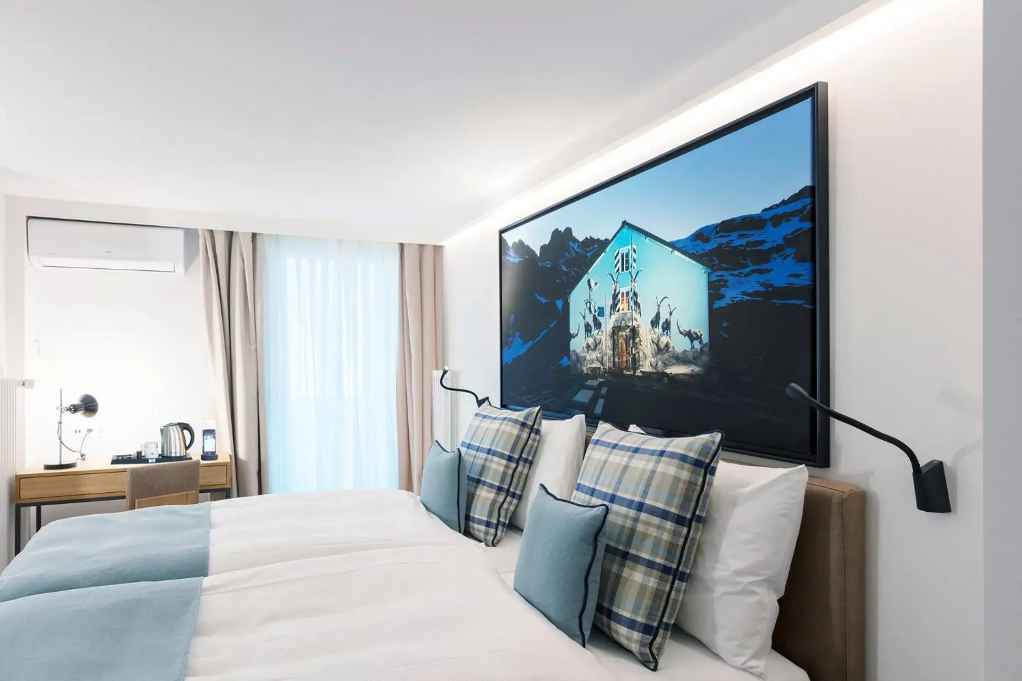 Bed, TV/Entertainment Center in Fred Hotel Leonhardstrasse - Self Check-in