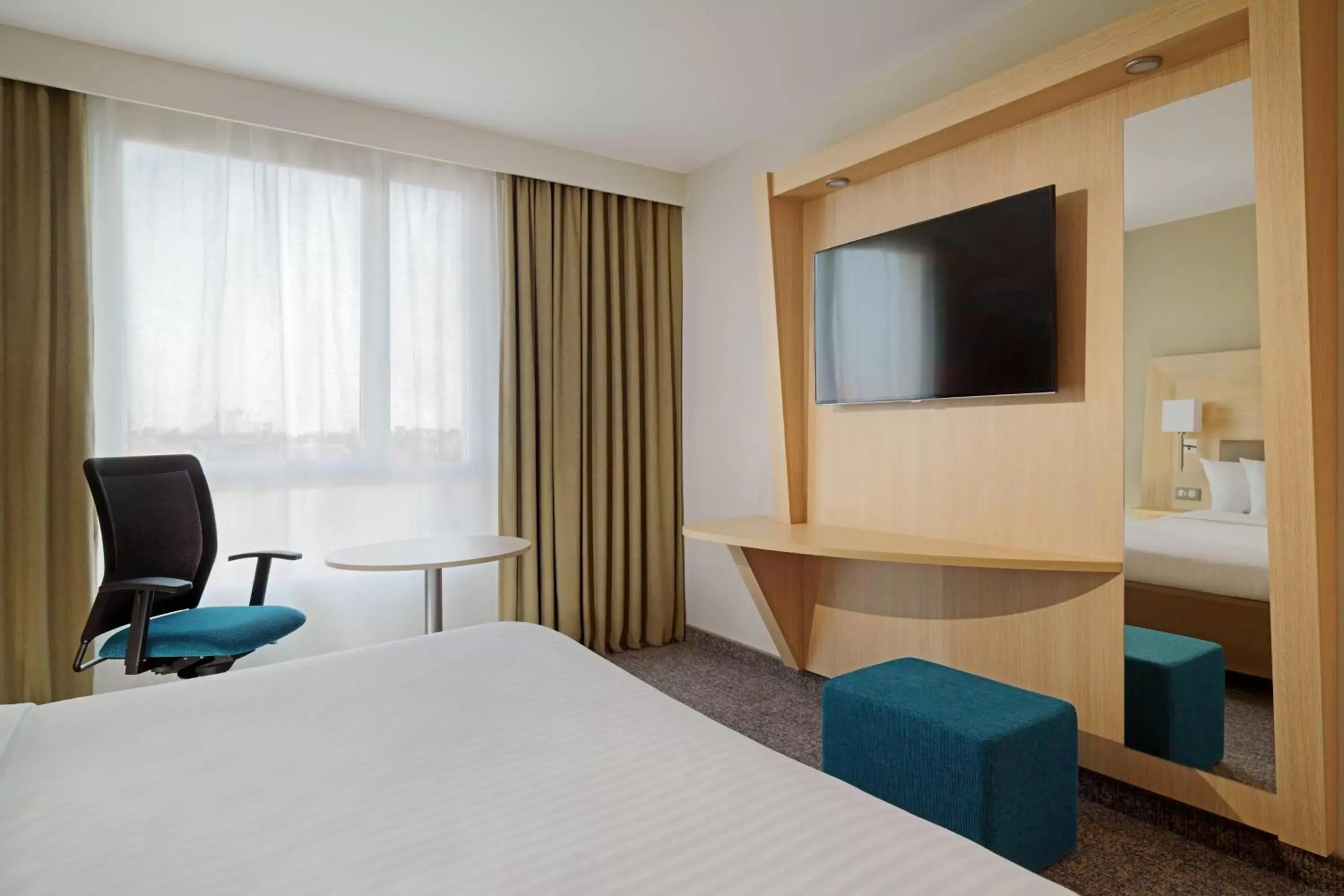 Photo of the whole room, TV/Entertainment Center in Courtyard by Marriott Paris La Defense West - Colombes