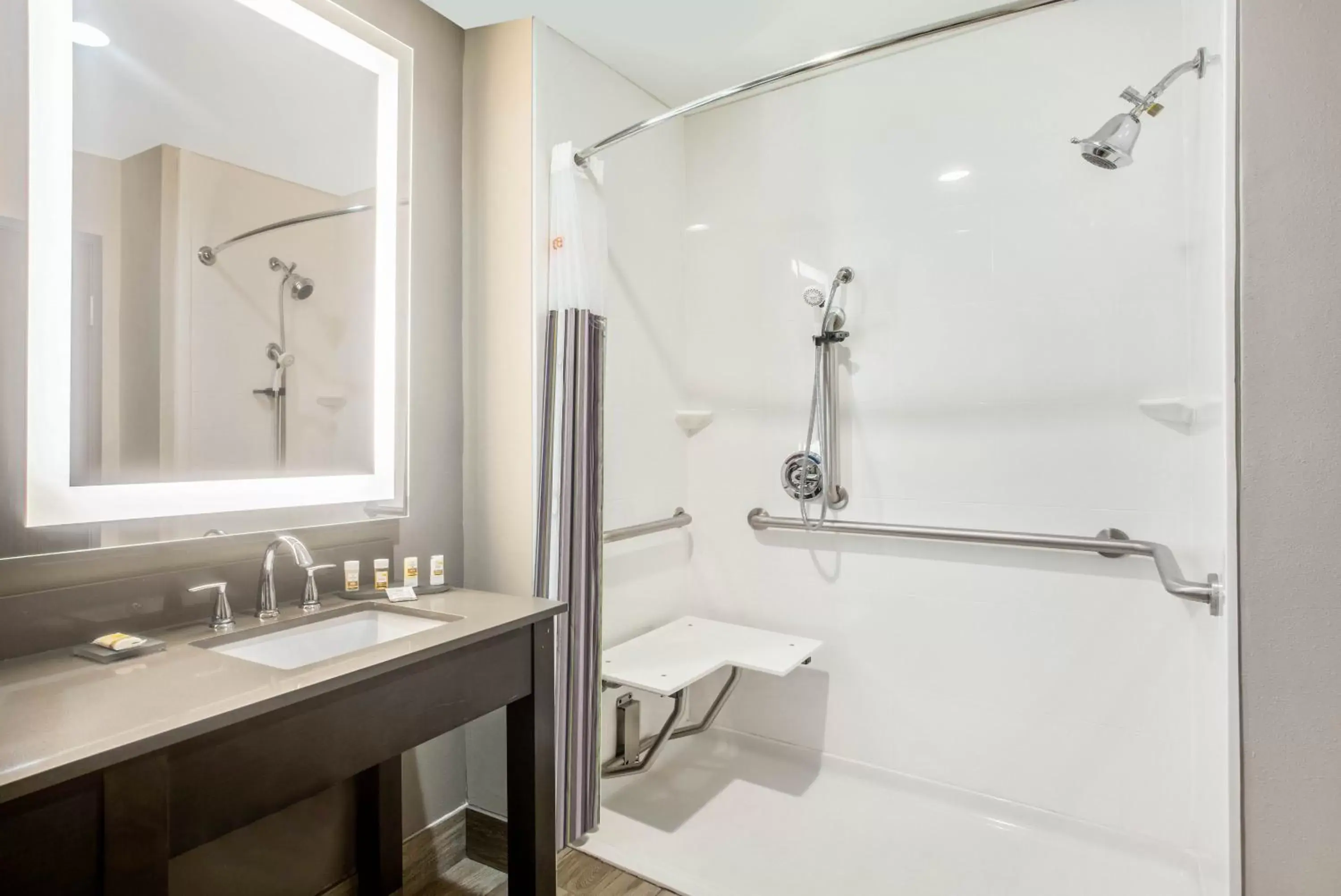 Bathroom in La Quinta by Wyndham Ponca City