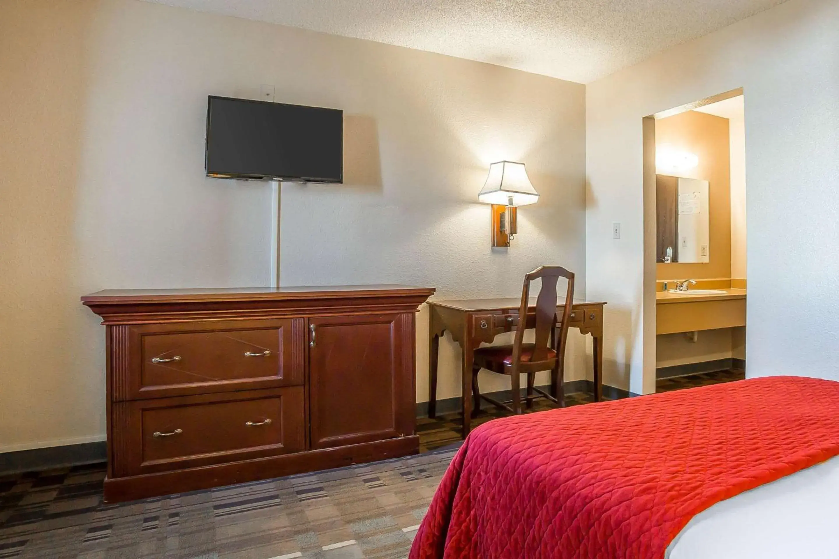 Photo of the whole room, Bed in Rodeway Inn Cheyenne I-80 East Photo of the whole room, Bed in Rodeway Inn Cheyenne I-80 East