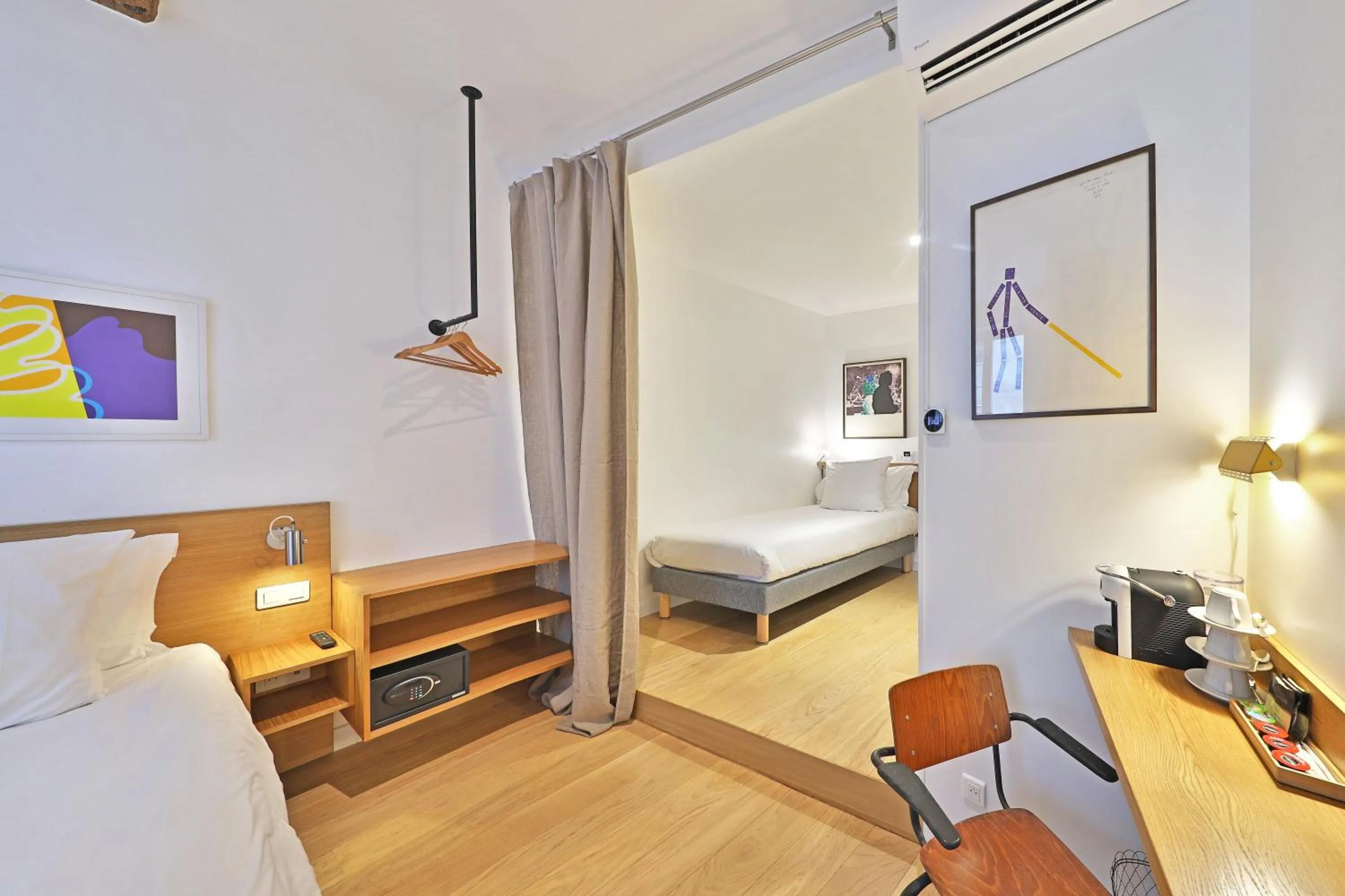 Bed in Hôtel Louvre Richelieu