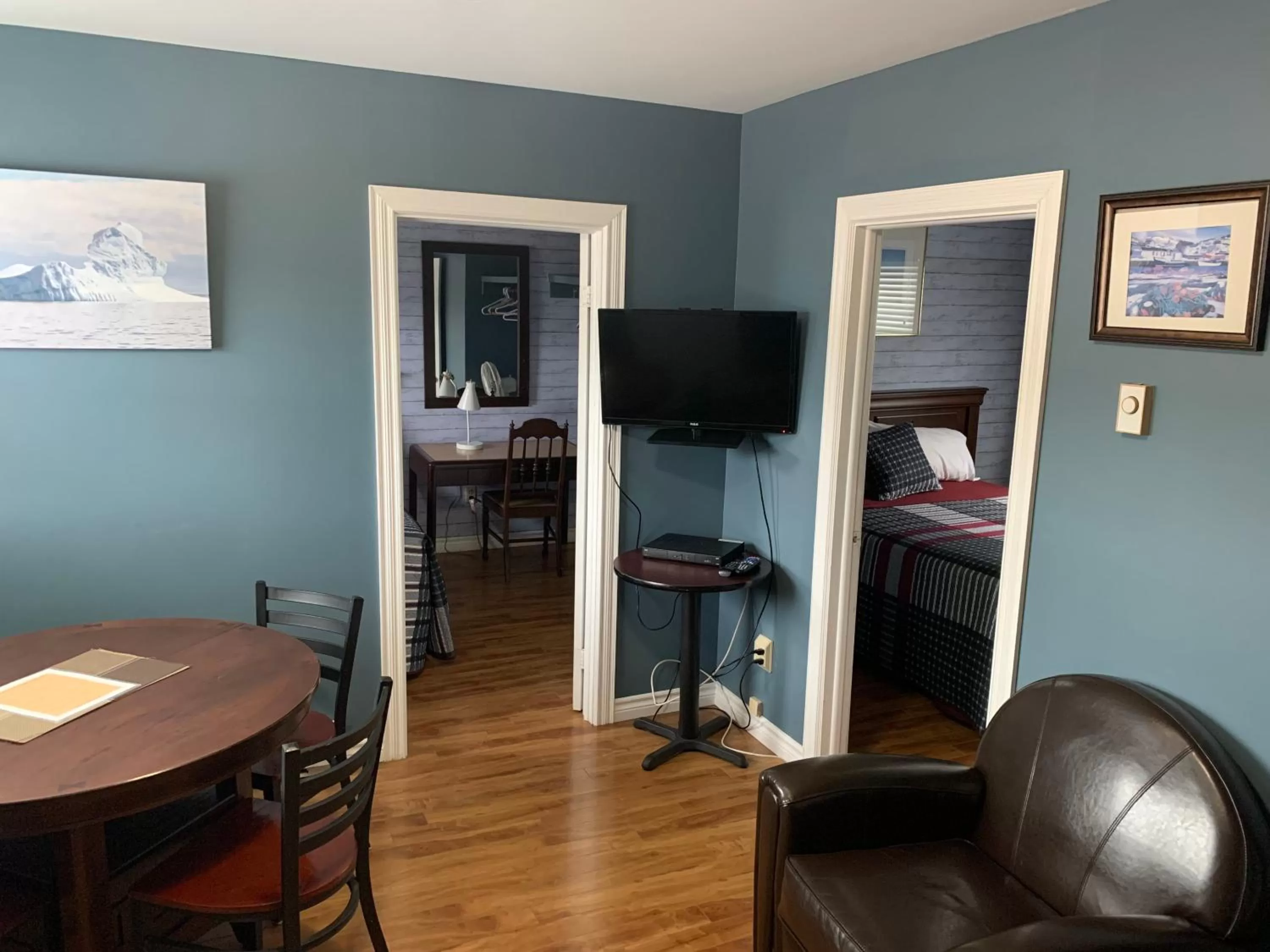 TV/Entertainment Center in Legges Motel & Restaurant