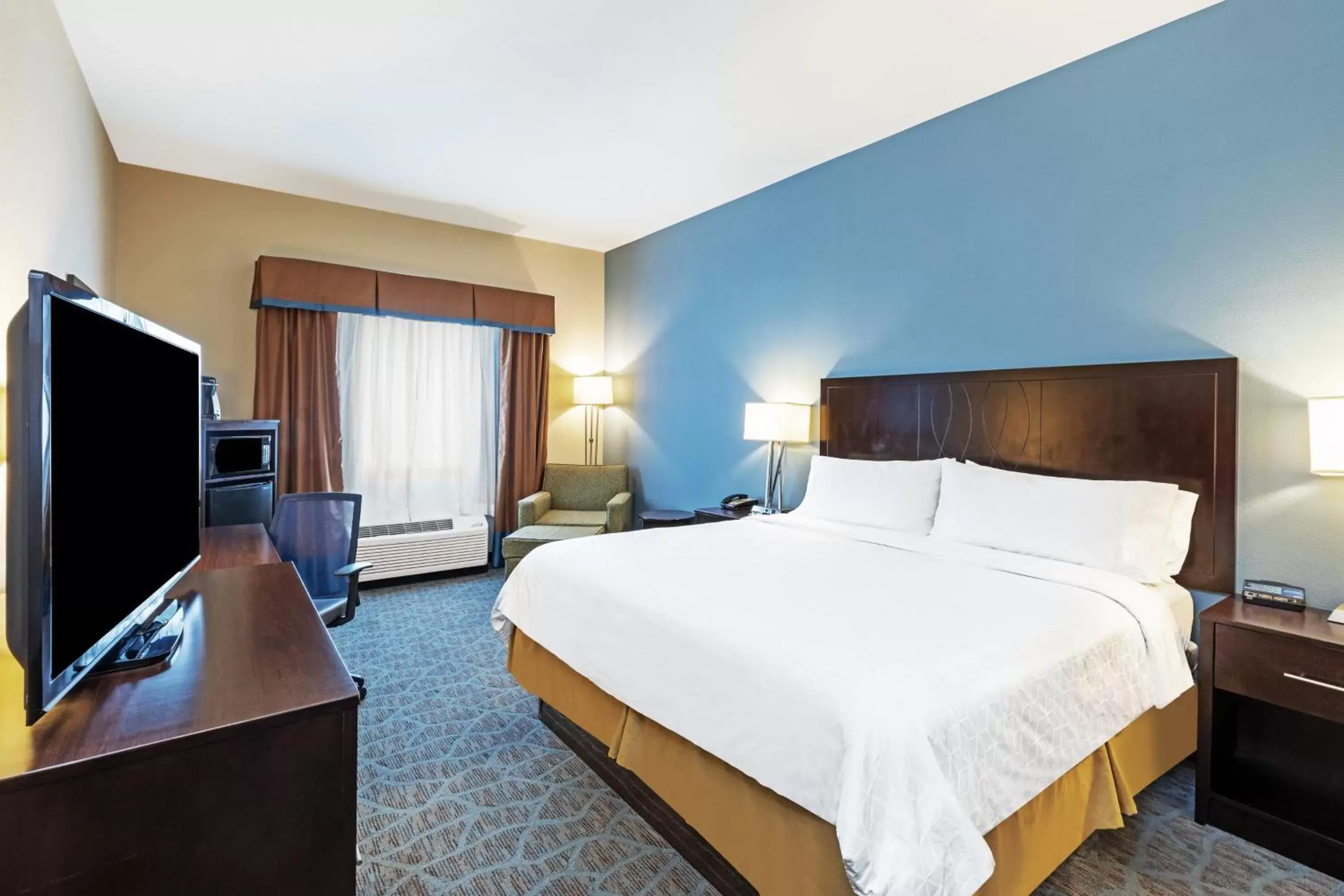 Photo of the whole room, Bed in Holiday Inn Express Hotel & Suites Floresville, an IHG Hotel