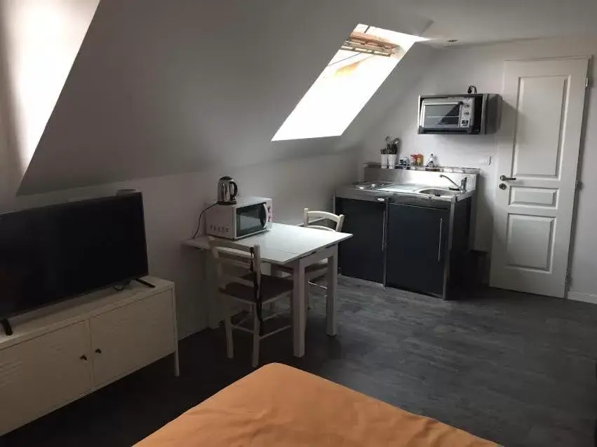 Photo of the whole room, Kitchen/Kitchenette in Appart'Hotel Saint-Michel
