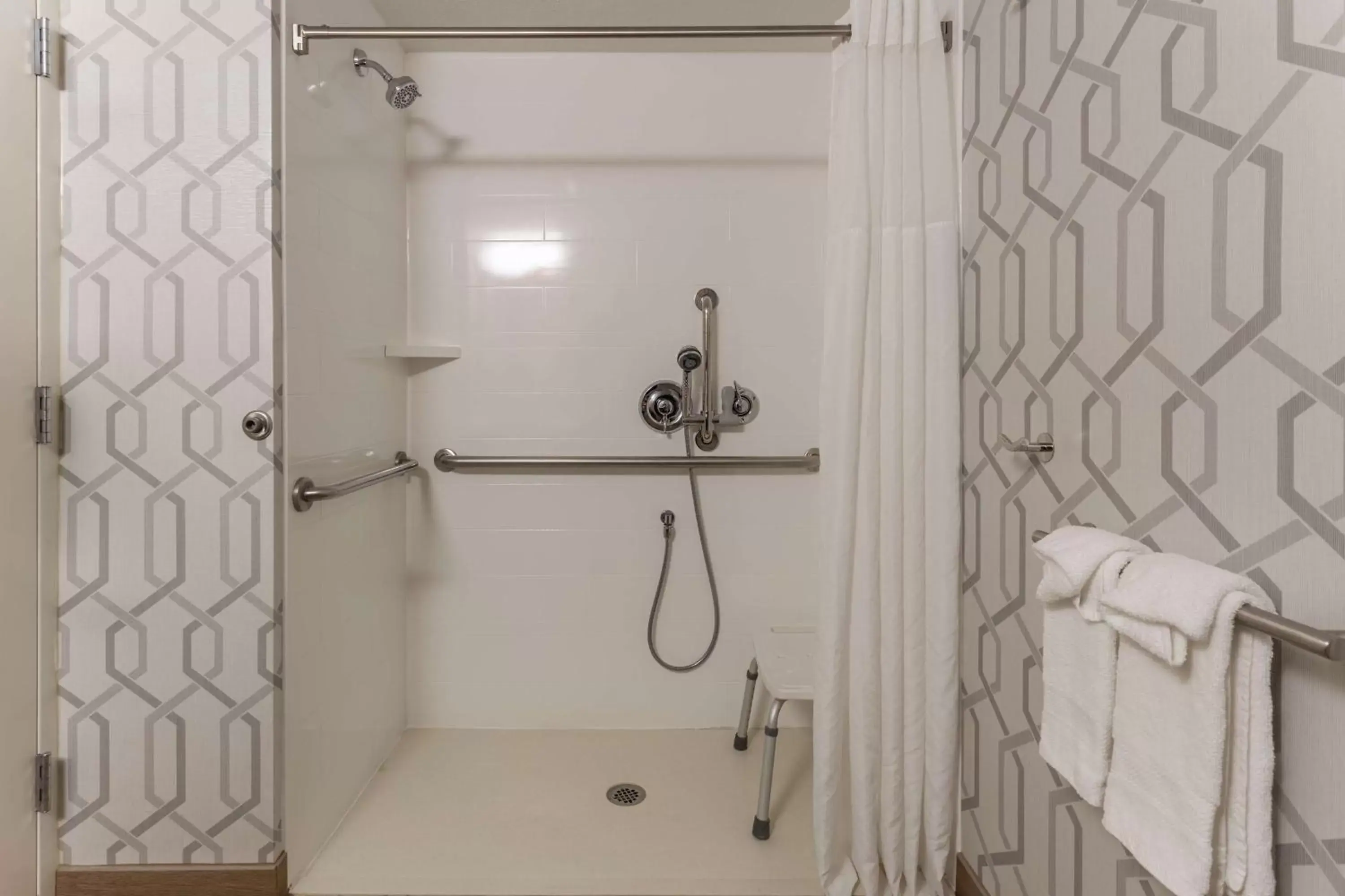 Shower, Bathroom in Hampton Inn Madison East Towne Mall Area