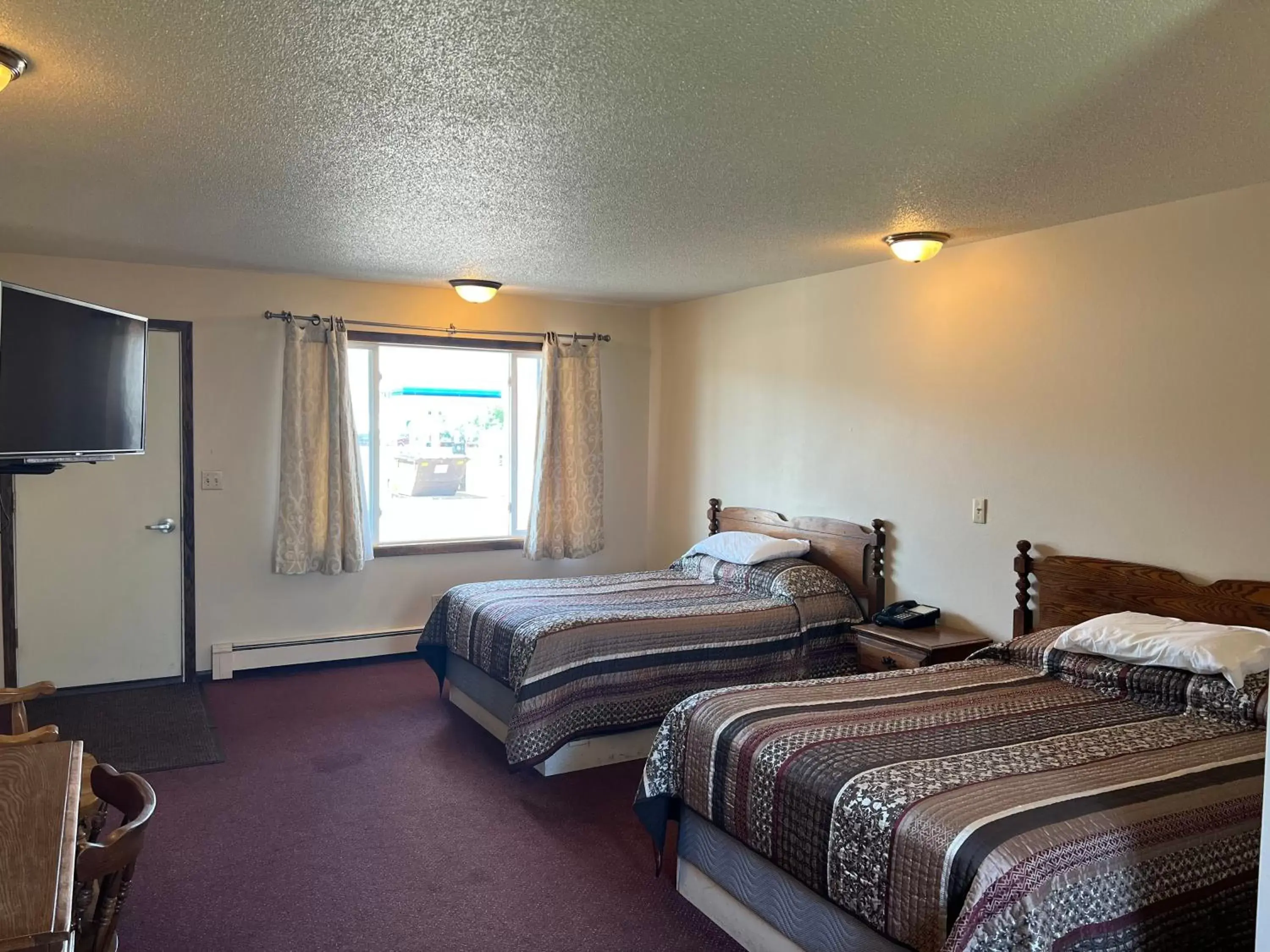 Photo of the whole room, Bed in Barnesville Motel