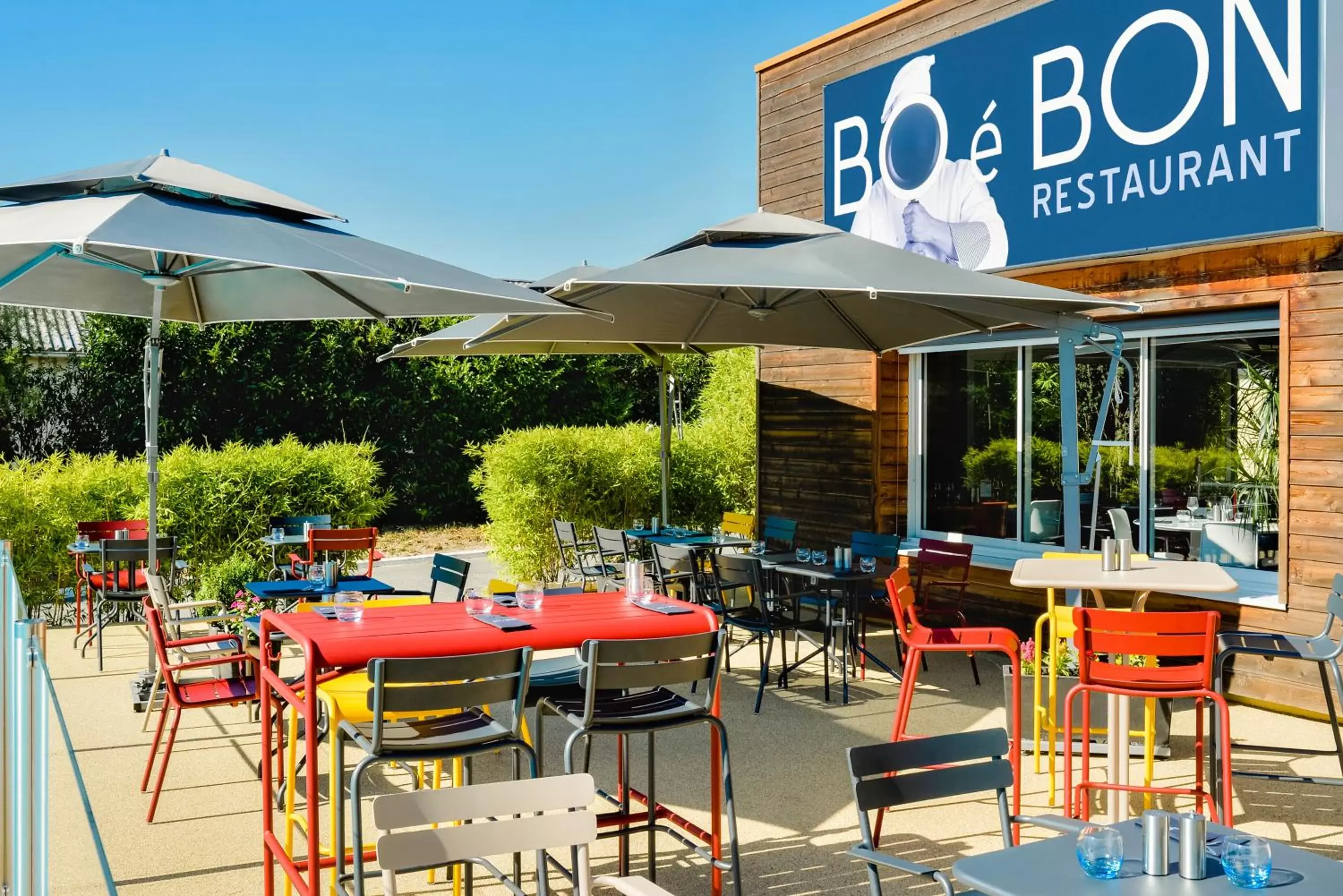 Patio, Restaurant/Places to Eat in Ibis Roanne Le Coteau Hotel Restaurant