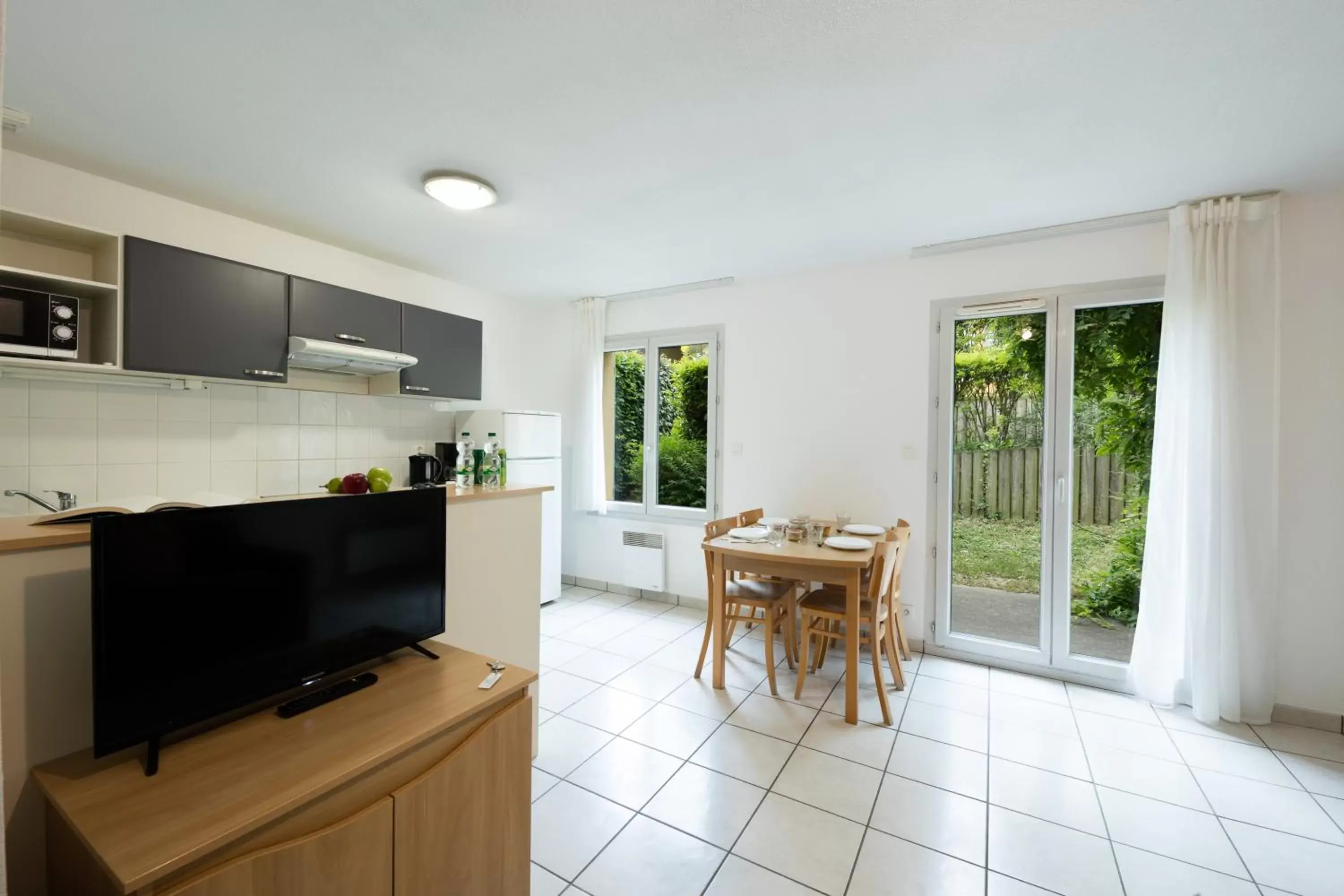 kitchen, Dining Area in Garden & City Lyon - Lissieu