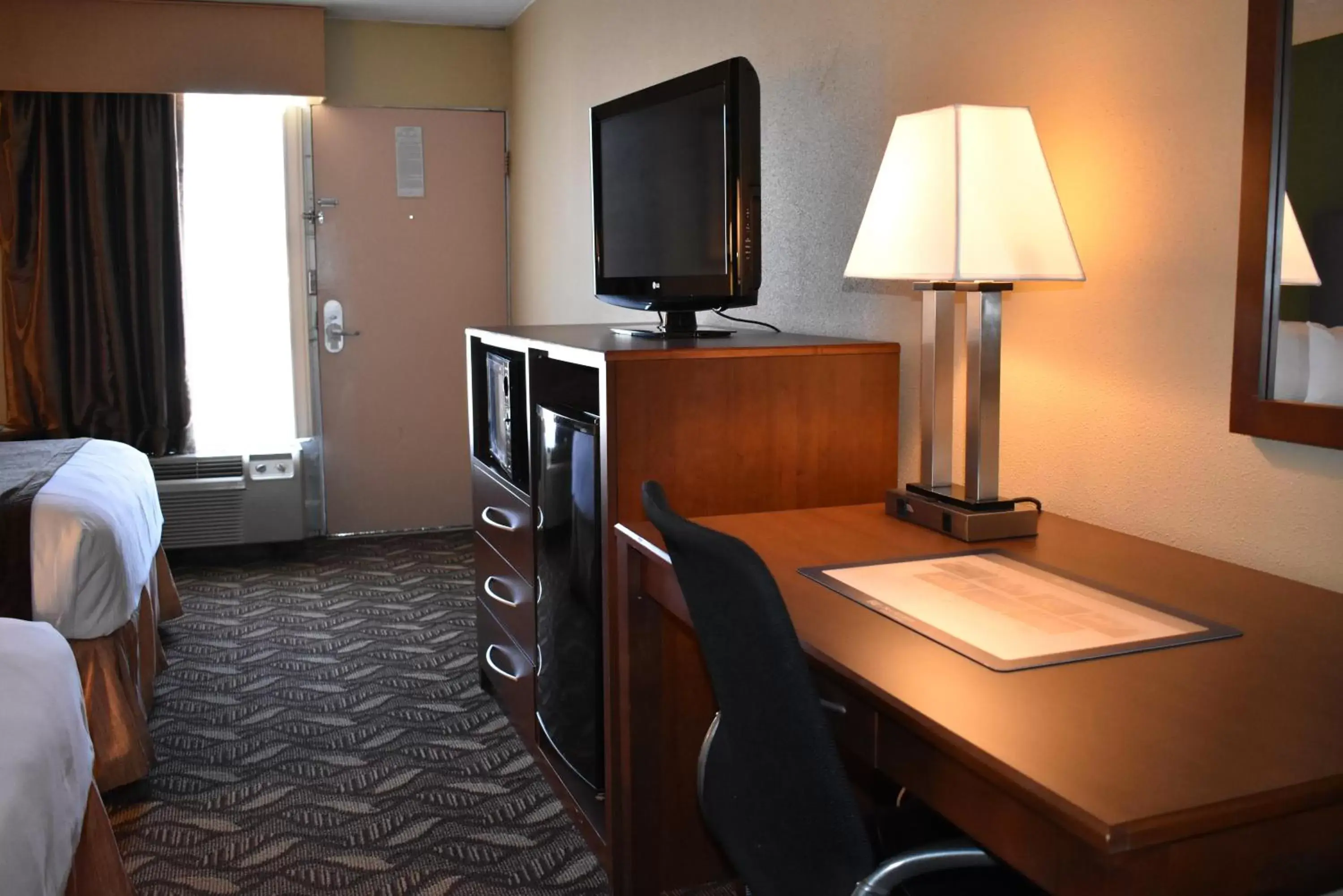 TV and multimedia, TV/Entertainment Center in Best Western Southlake Inn