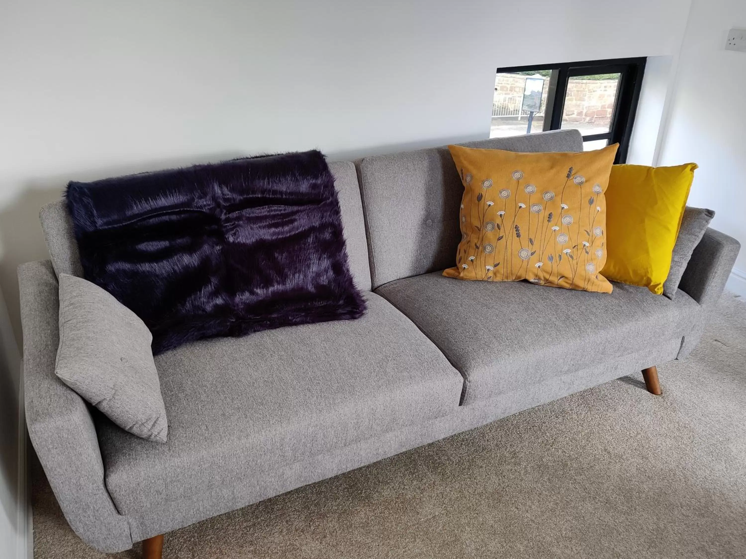 Bed, Seating Area in White Horse Inn