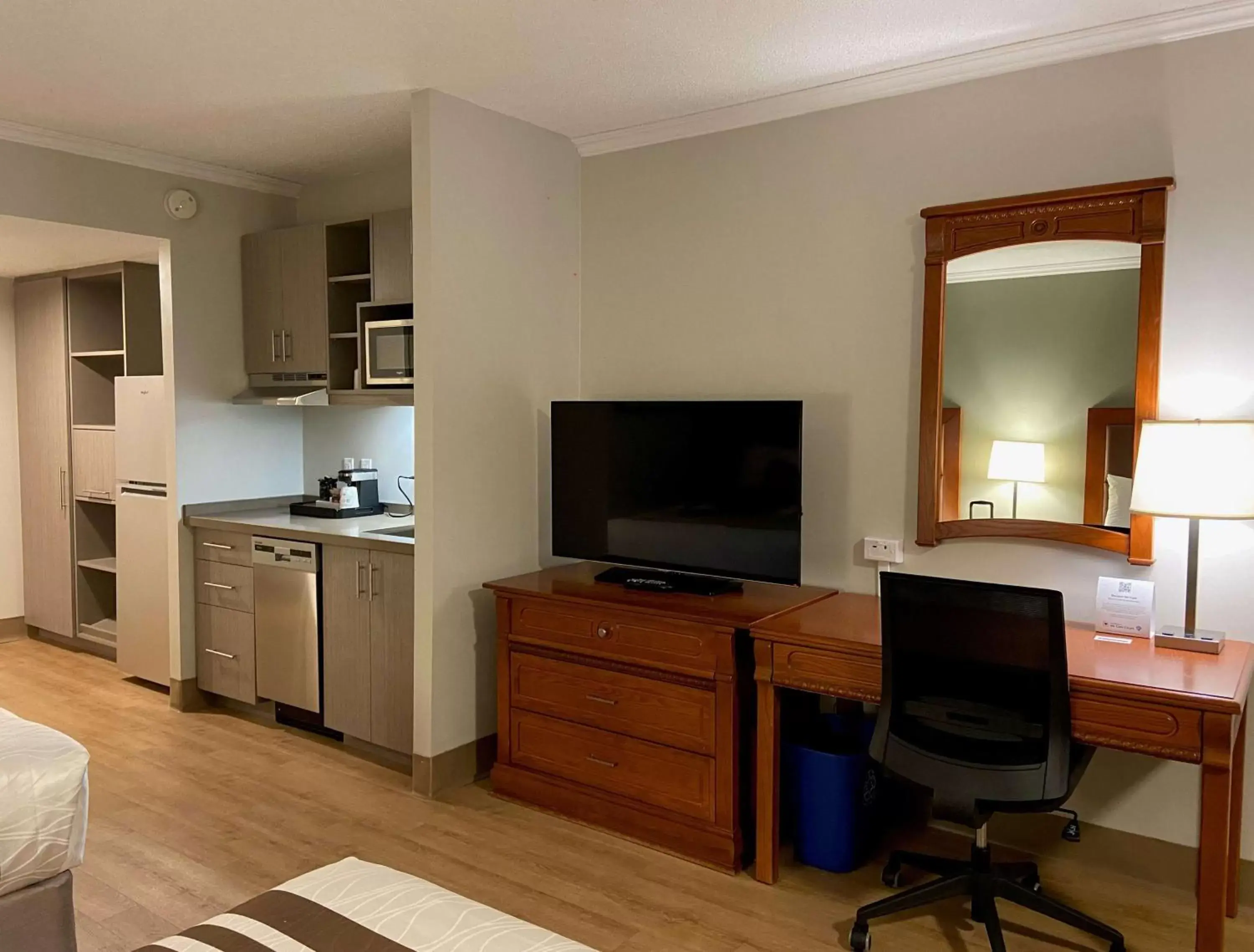 Photo of the whole room, TV/Entertainment Center in Best Western Plus Ottawa City Centre