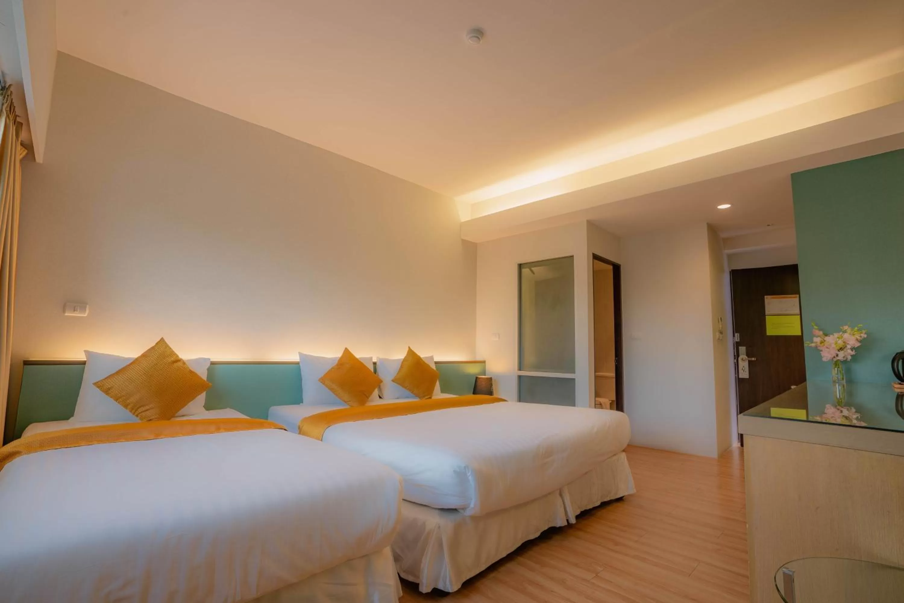 Photo of the whole room, Bed in Peace Land Khaosan