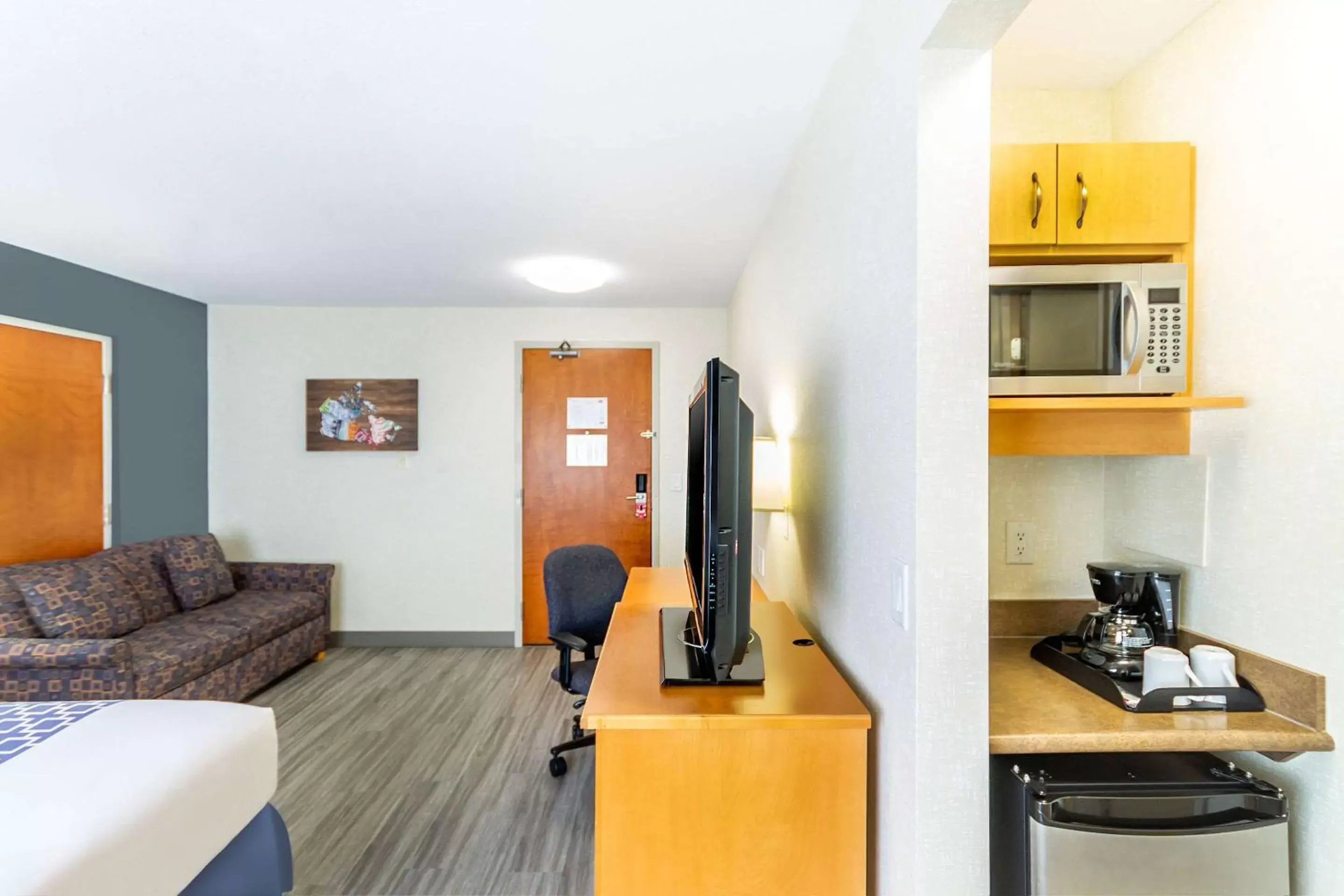 Photo of the whole room, Kitchen/Kitchenette in Econo Lodge Inn & Suites University