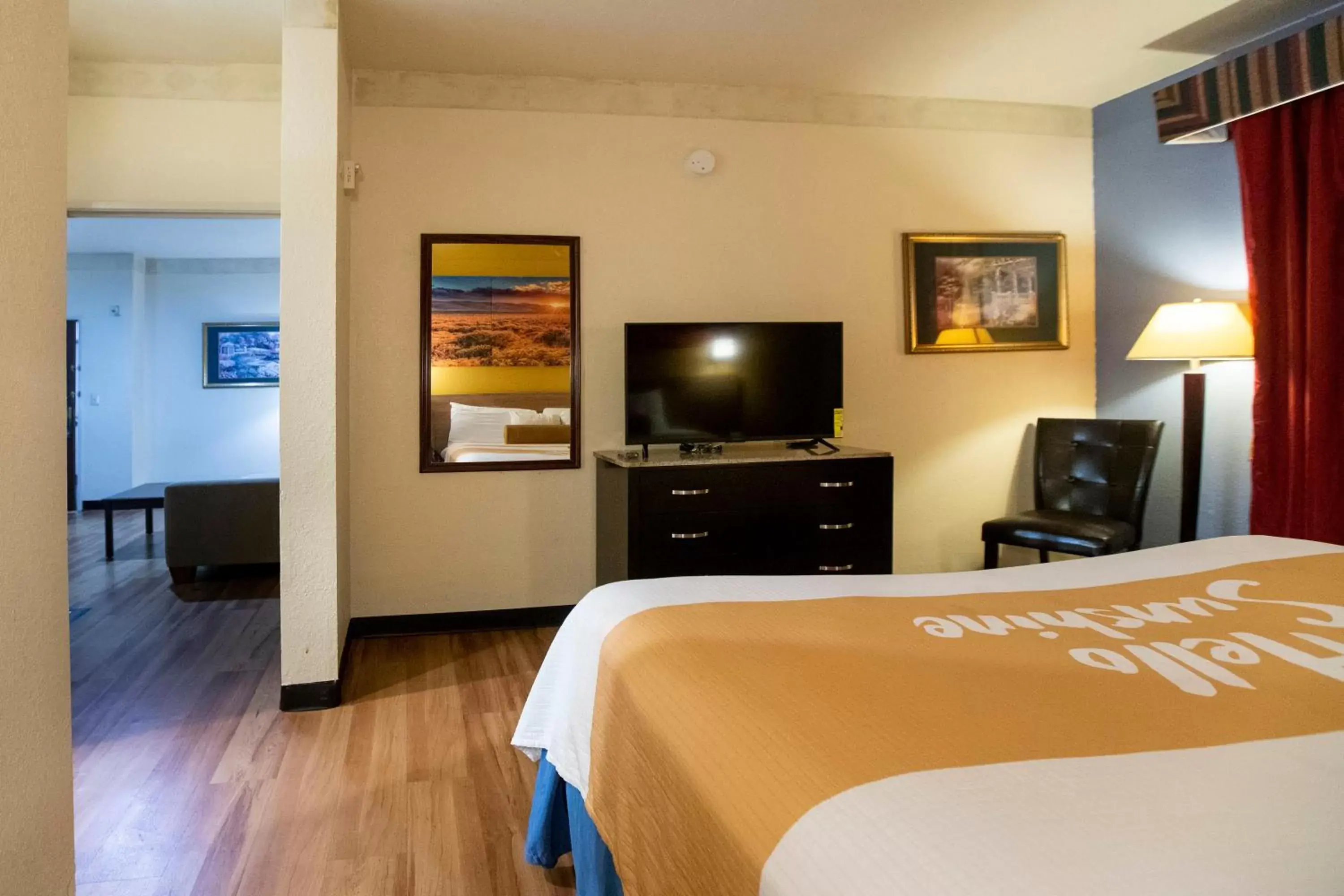 Bedroom, TV/Entertainment Center in Days Inn & Suites by Wyndham Houston North/Aldine