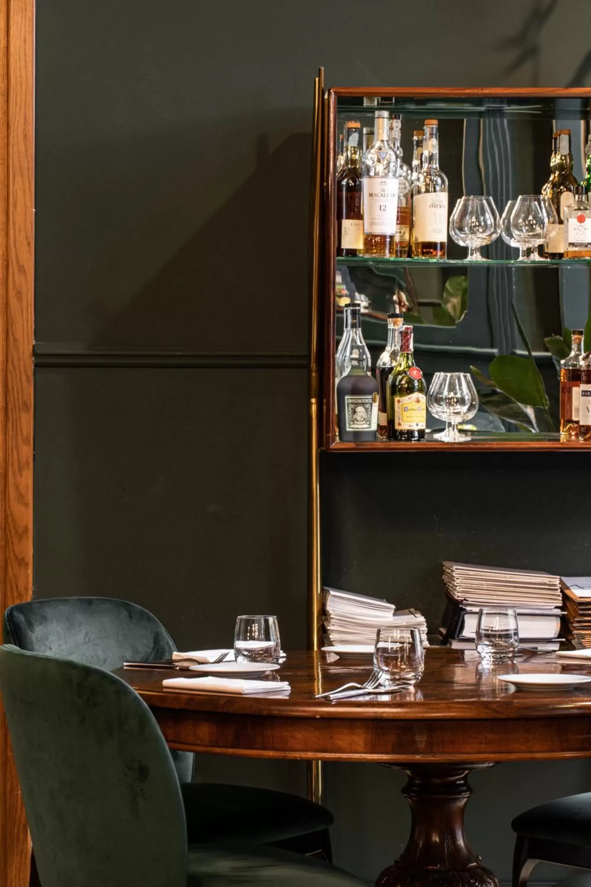 Restaurant/places to eat in Palace Suite Restaurant/places to eat in Palace Suite